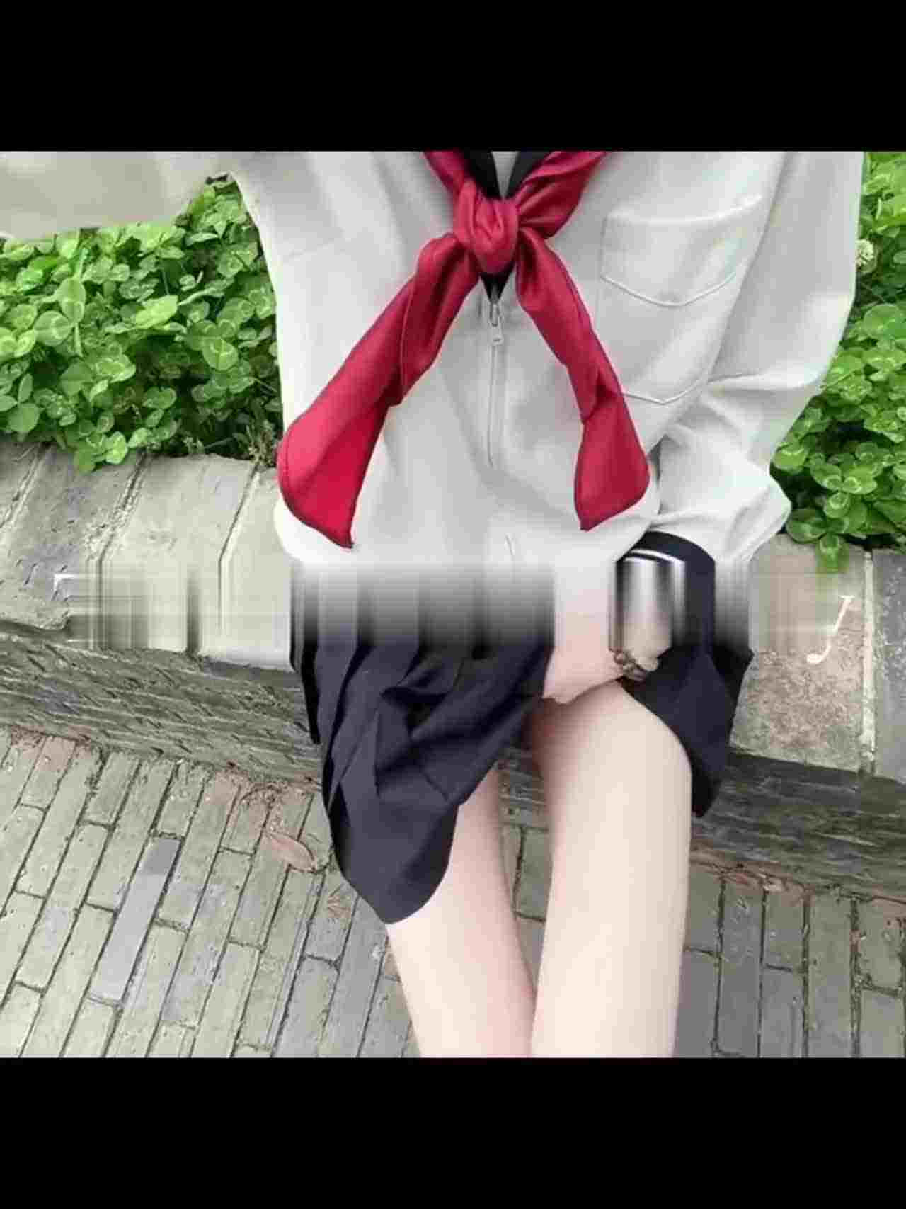  无毛骚逼户外大胆露出尿尿 的剧照5