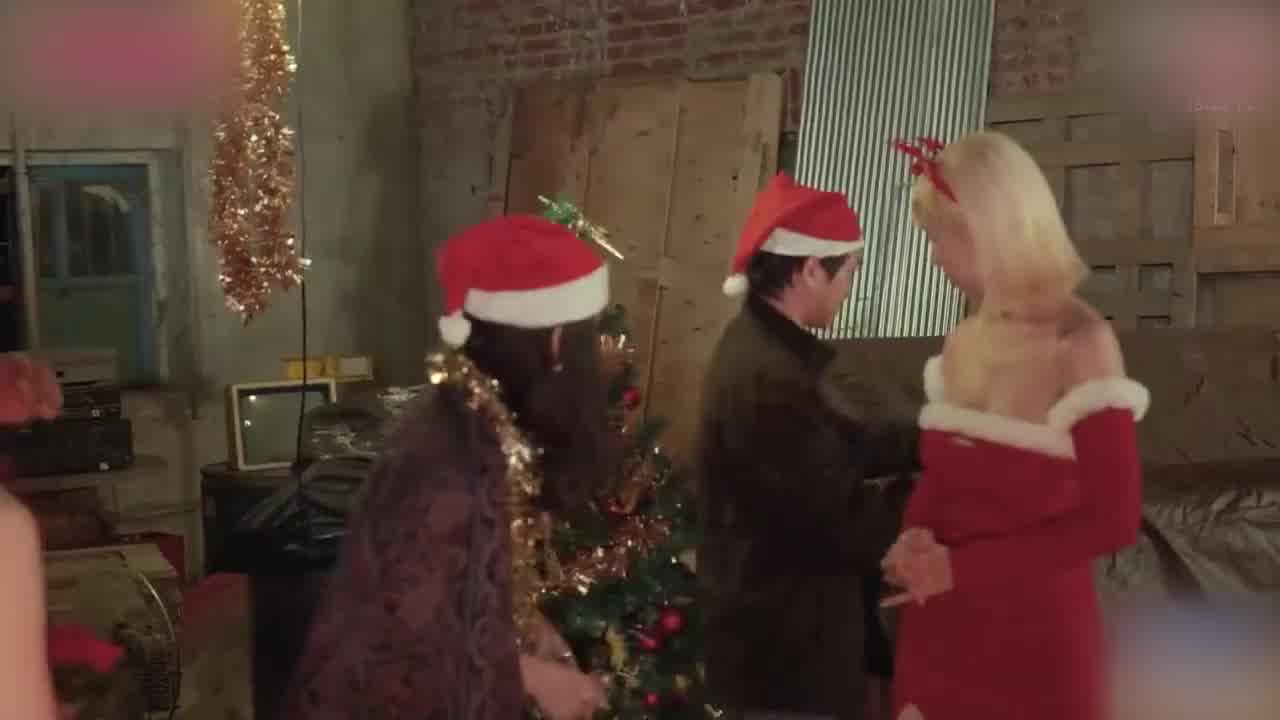  圣诞性爱传教 深喉乱交送性福 的剧照3