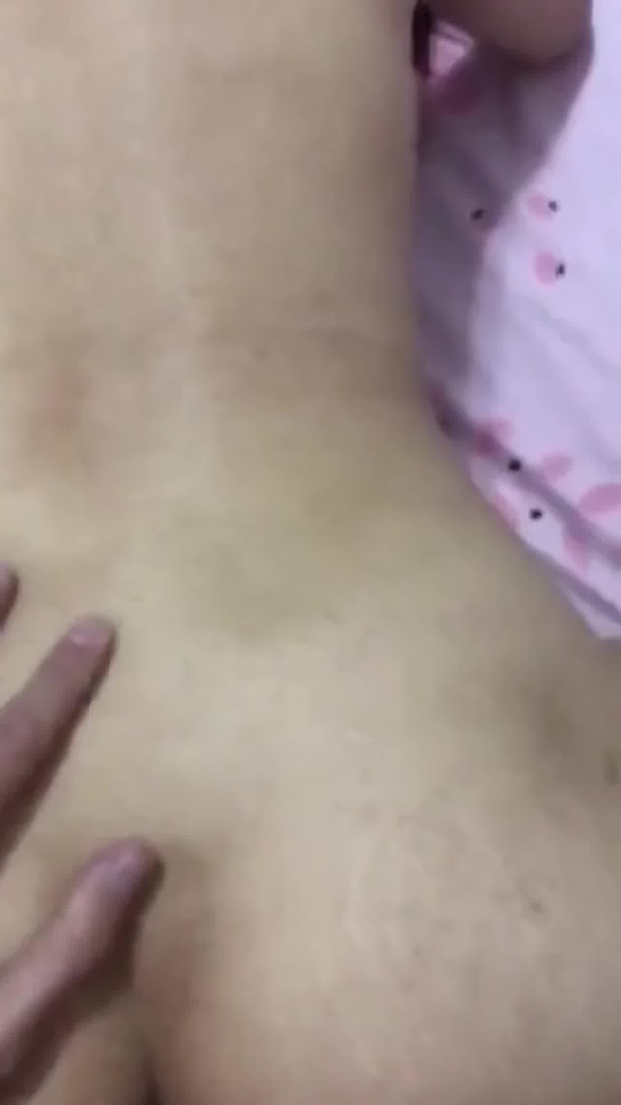  绿帽男看这老婆被猛男操，自己在旁边打飞机，真变态啊 的剧照5