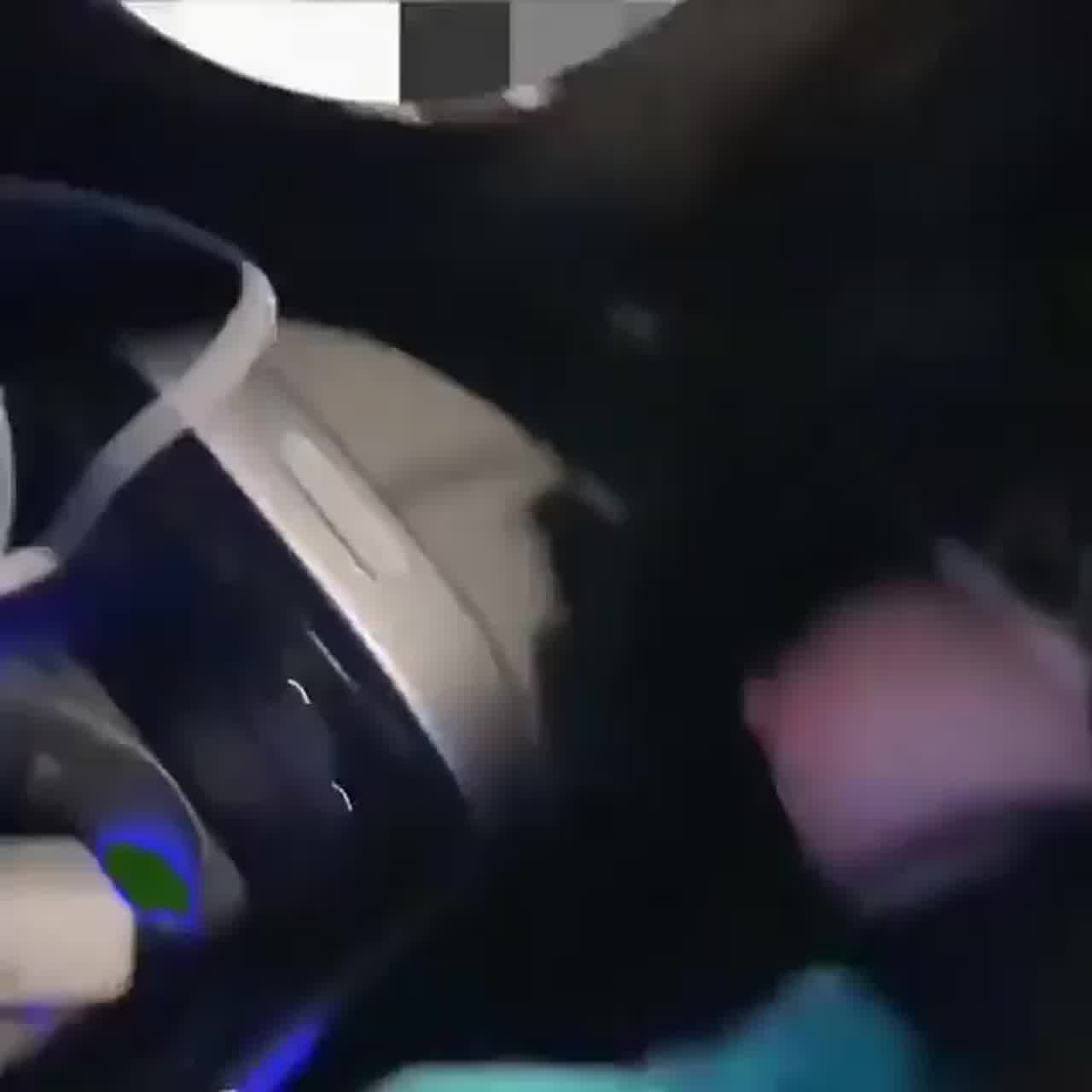  豪乳骚妹在车上摸奶，骚话不断 的剧照1