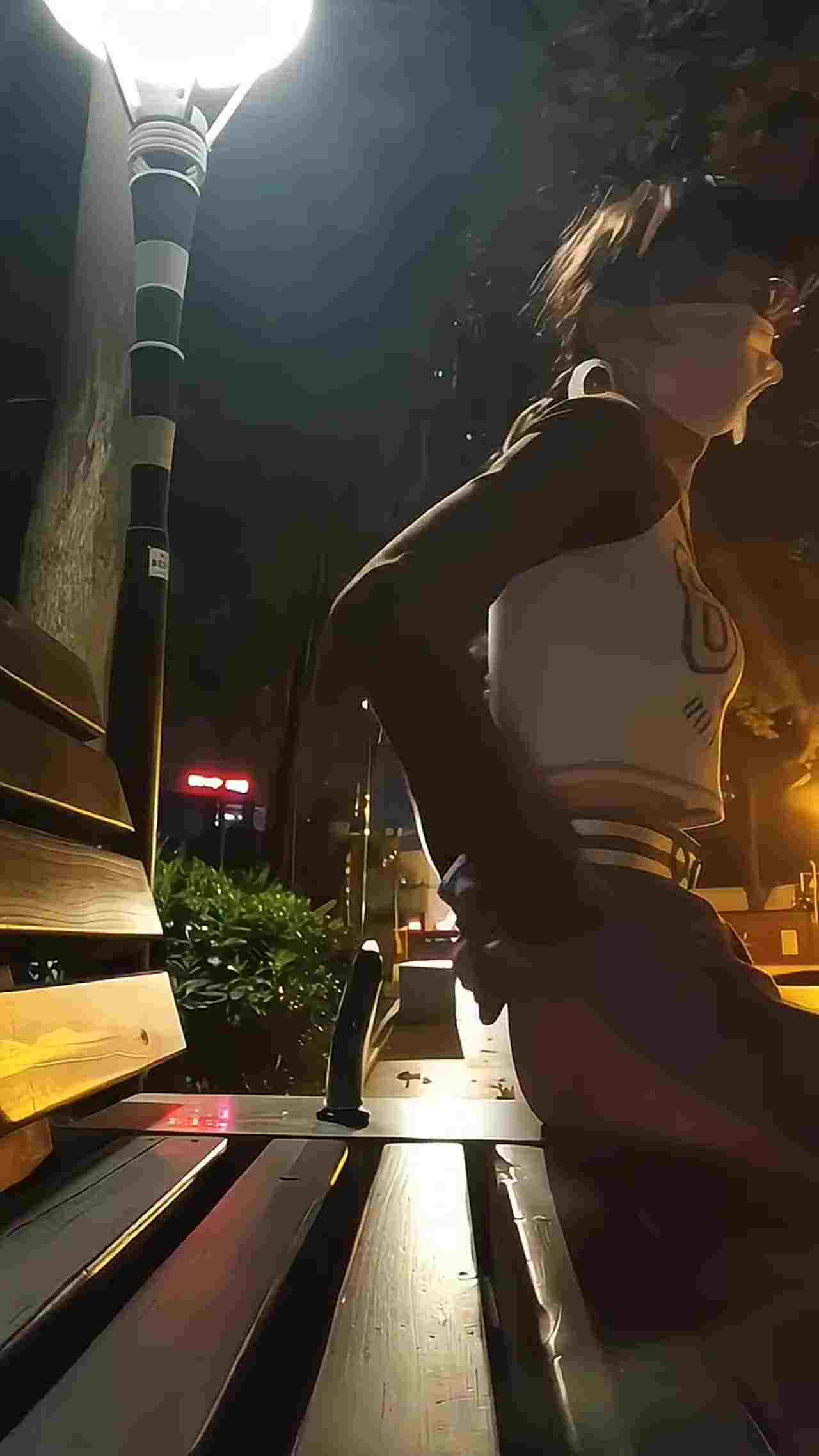  欲求不满的少女 在公园偷偷玩玩具塞在小穴 的剧照4