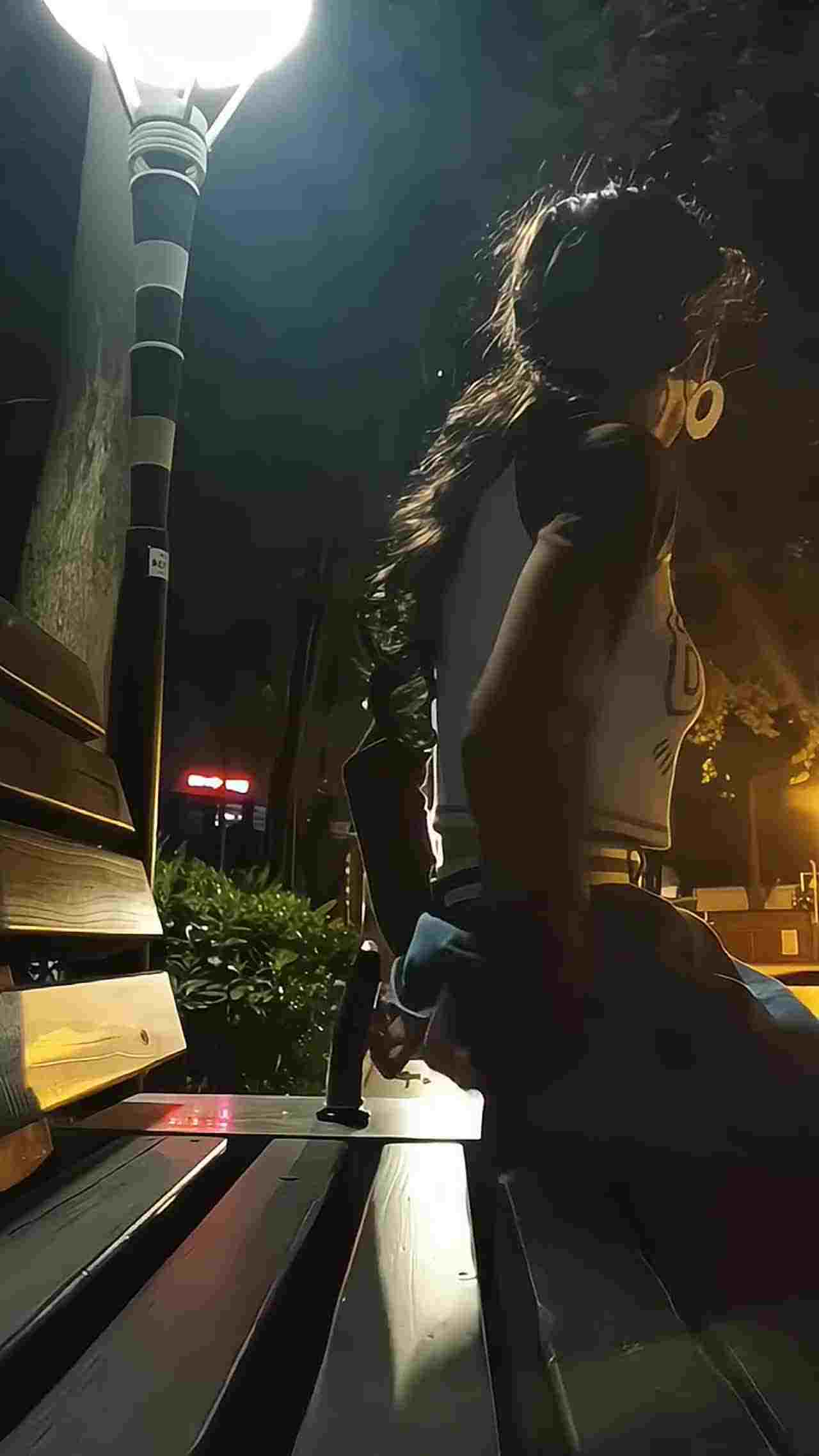  欲求不满的少女 在公园偷偷玩玩具塞在小穴 的剧照6