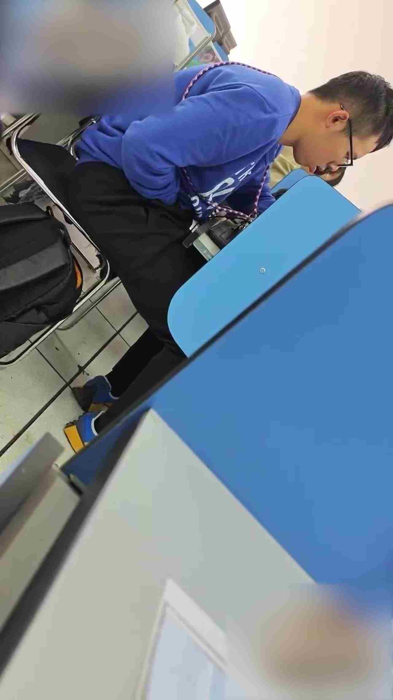  门事件 大学生在听力教室打飞机视频曝光，一节课打四次，专注打飞机都没注意有人偷拍 的剧照10