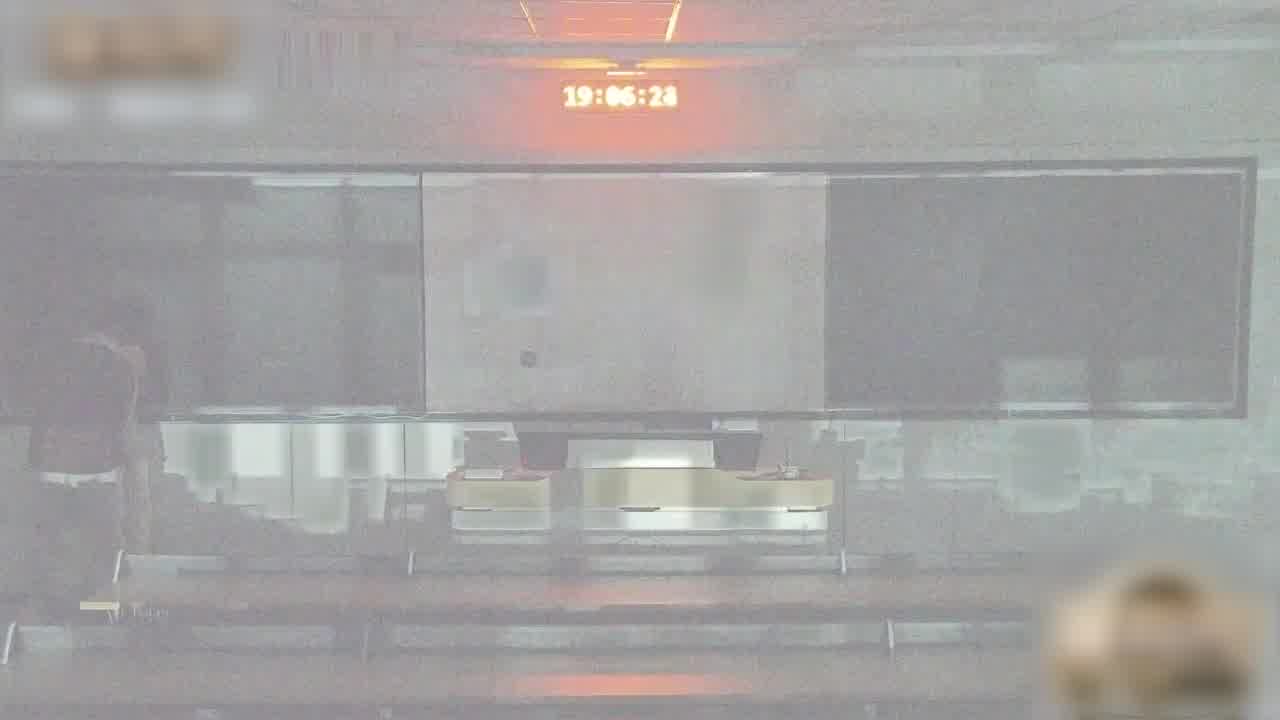  浙江大学北教4217班 情侣在教室做爱被教室监控拍下 监控下两人蹑手蹑脚的样子像你的第一次吗？ 的剧照7
