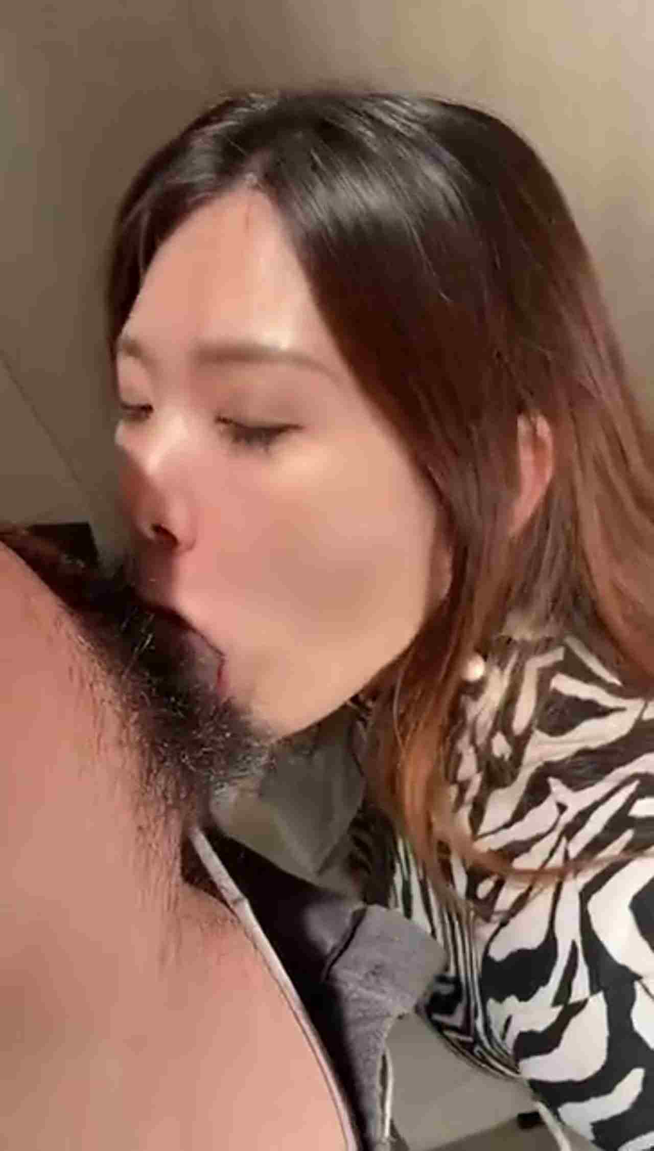  黑丝斑马纹修身衣显身材胸大口交 的剧照9