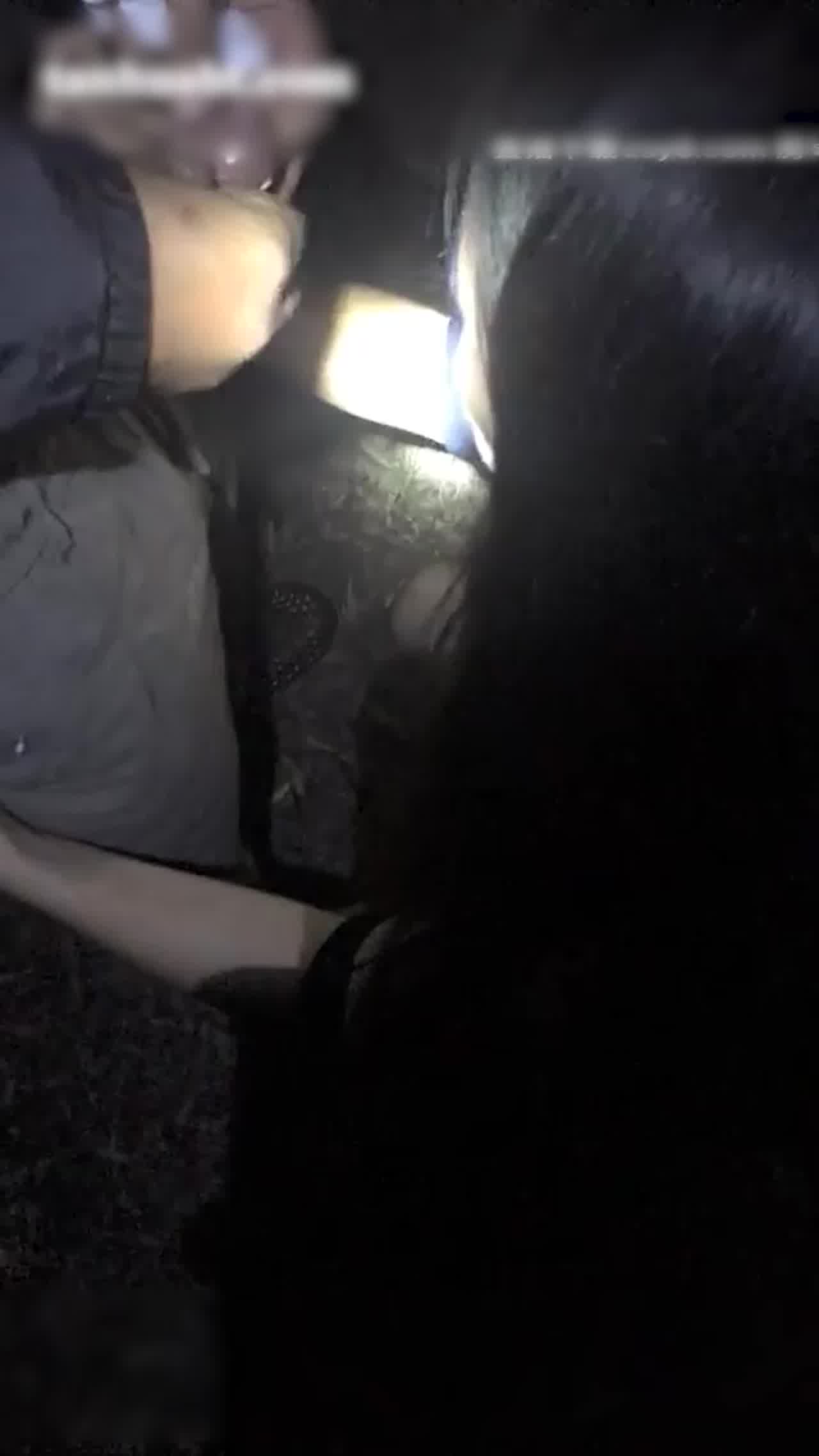  真实夫妻寻刺激，户外野战超刺激 的剧照2