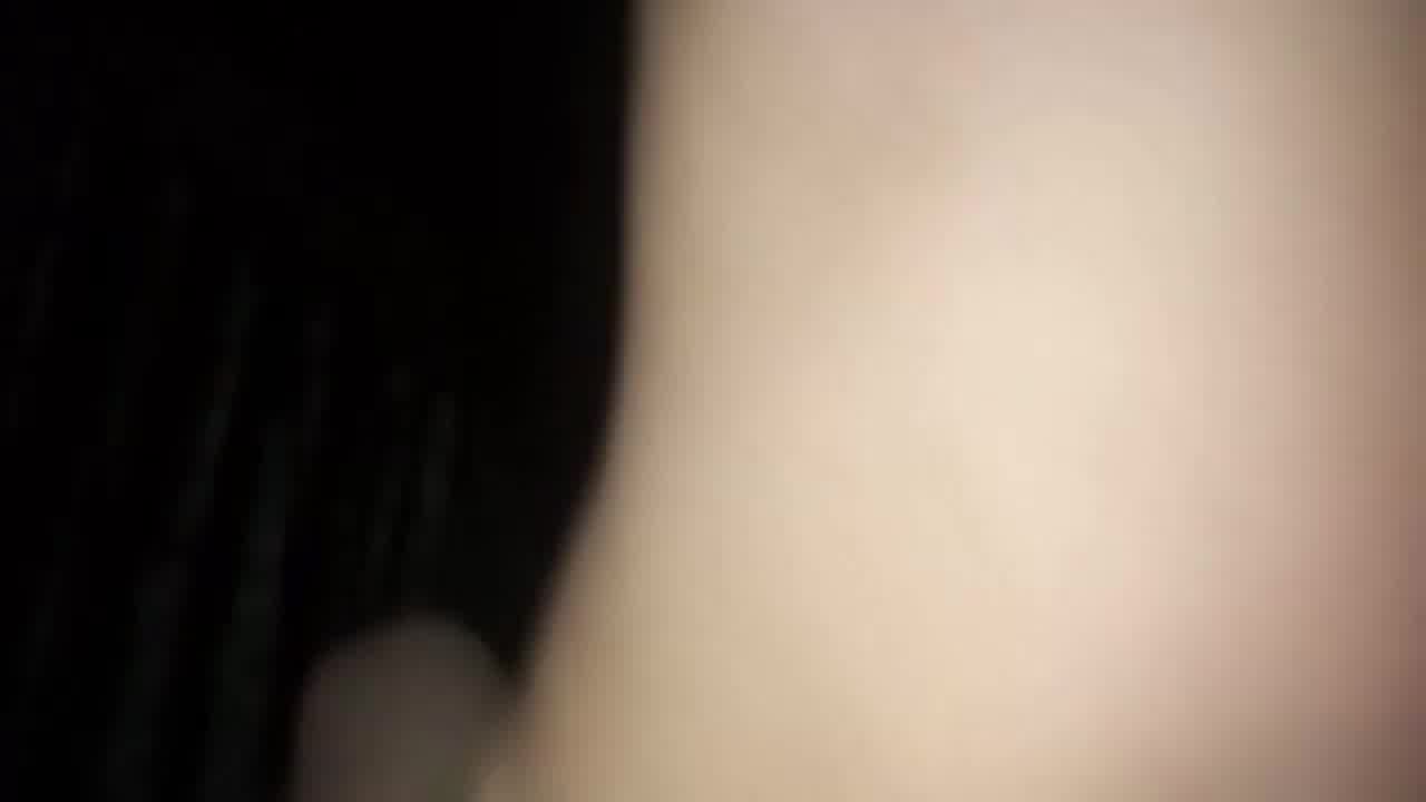  真实自拍，现场调教小嫩妹自慰，被操到高潮浑身颤抖‘轻点 受不了了’当成母狗连续内射，对白精彩！ 的剧照1