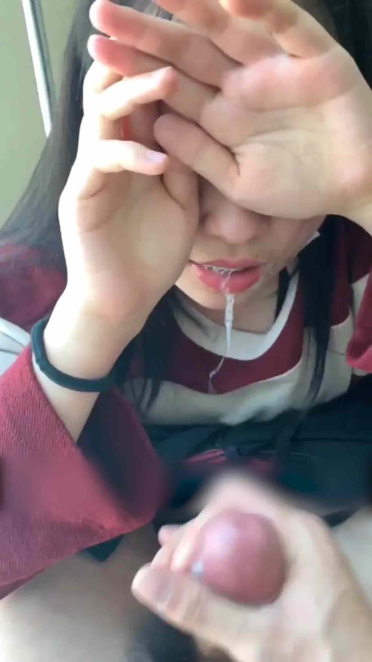  爱吃鸡巴的高中羞涩小女友 的剧照8