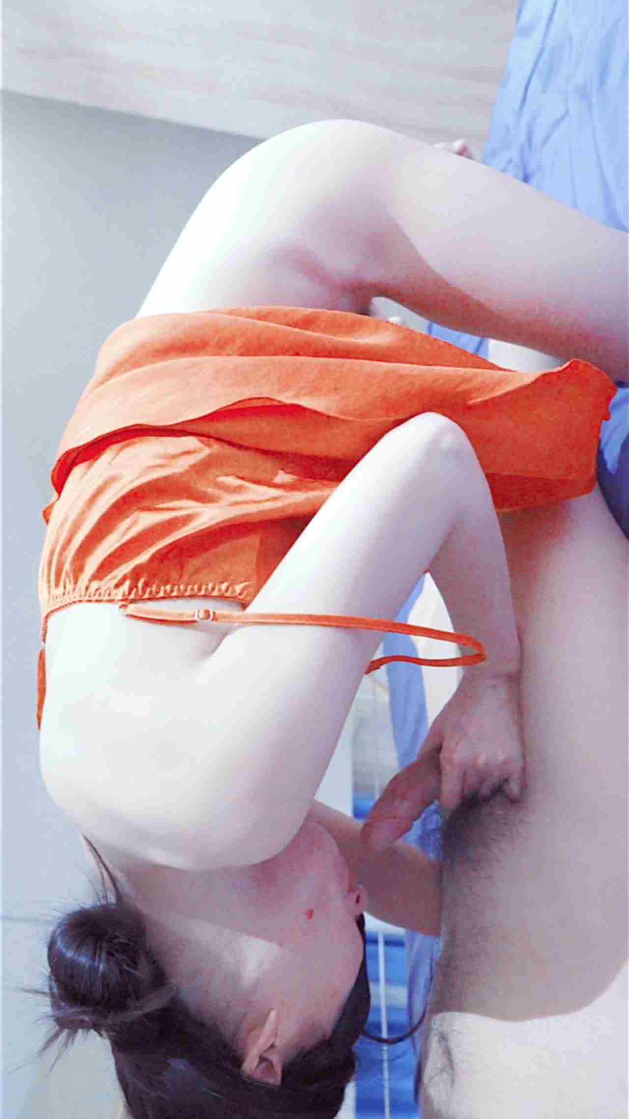  蒙眼舔我弟弟的大鸡巴啦 的剧照5