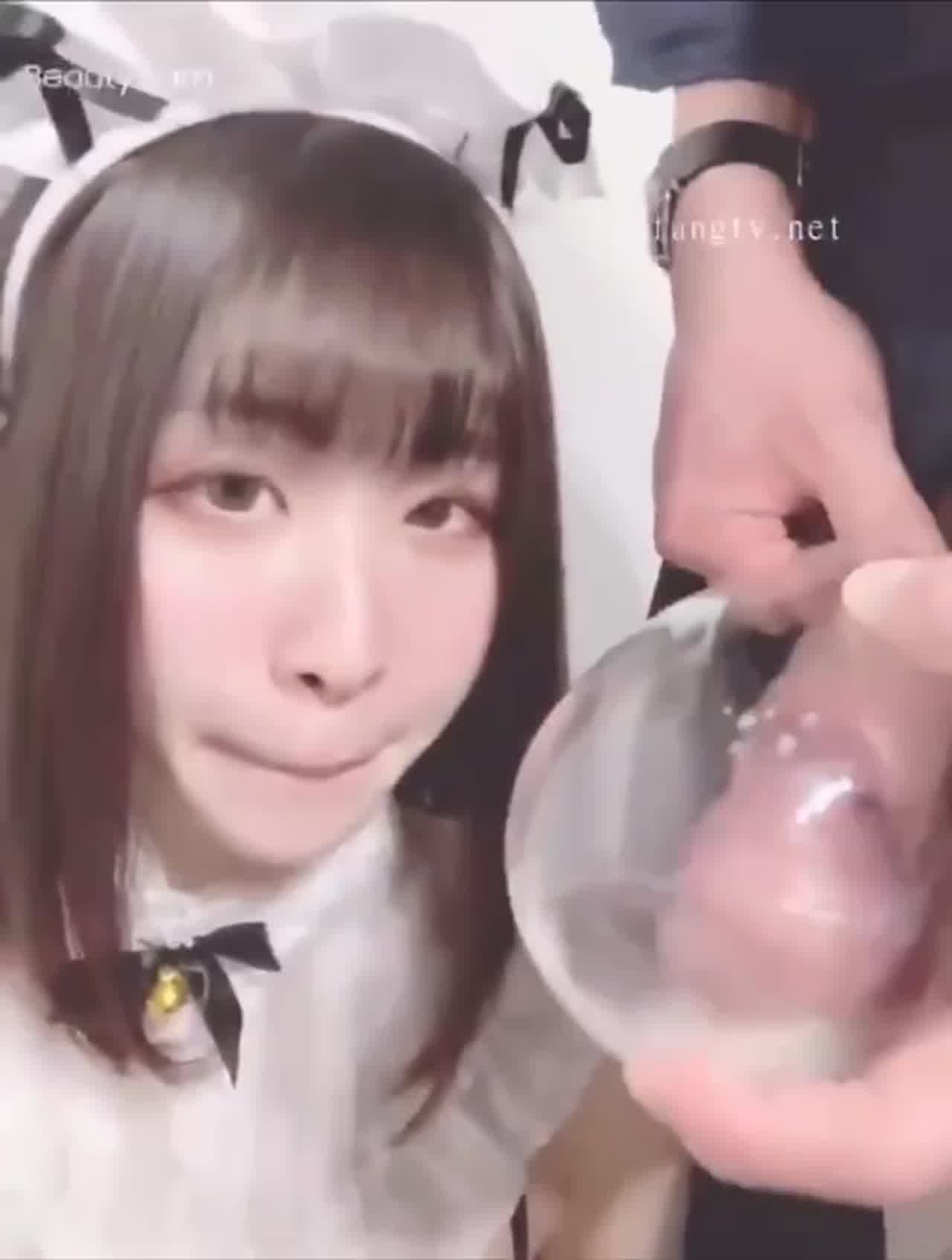  射在酒杯里给短发女朴饮精 的剧照3