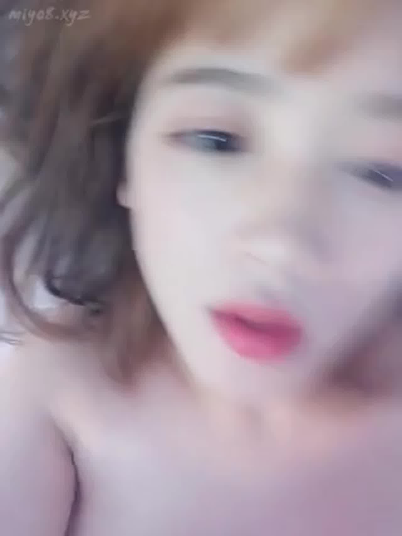  超萌小美妞可爱表面下是一副骚骚的心，紫薇流了不少水 的剧照4