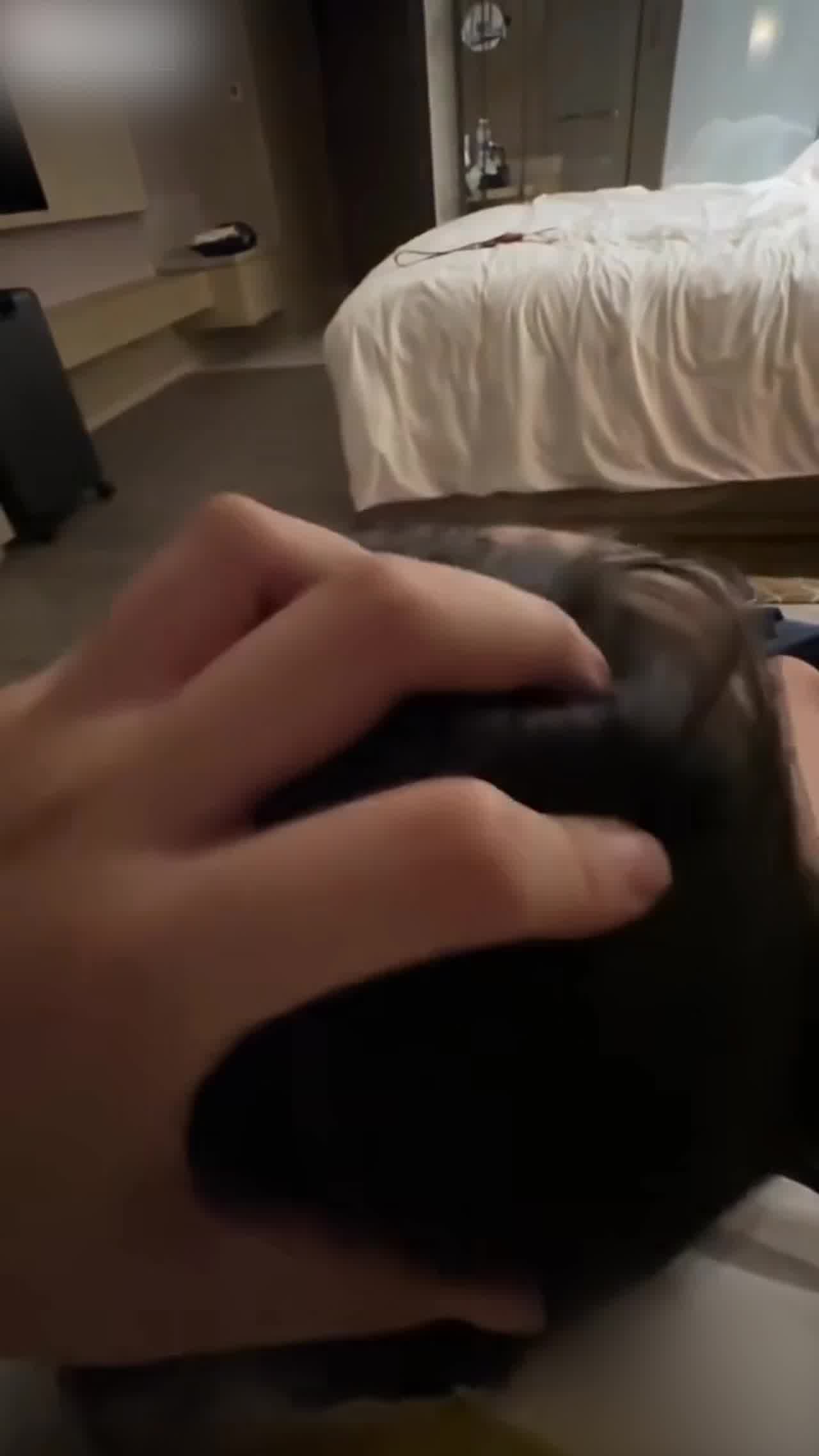  极品长腿妹蒙眼罩嘴塞满鸡巴，调教小母狗计画 的剧照2