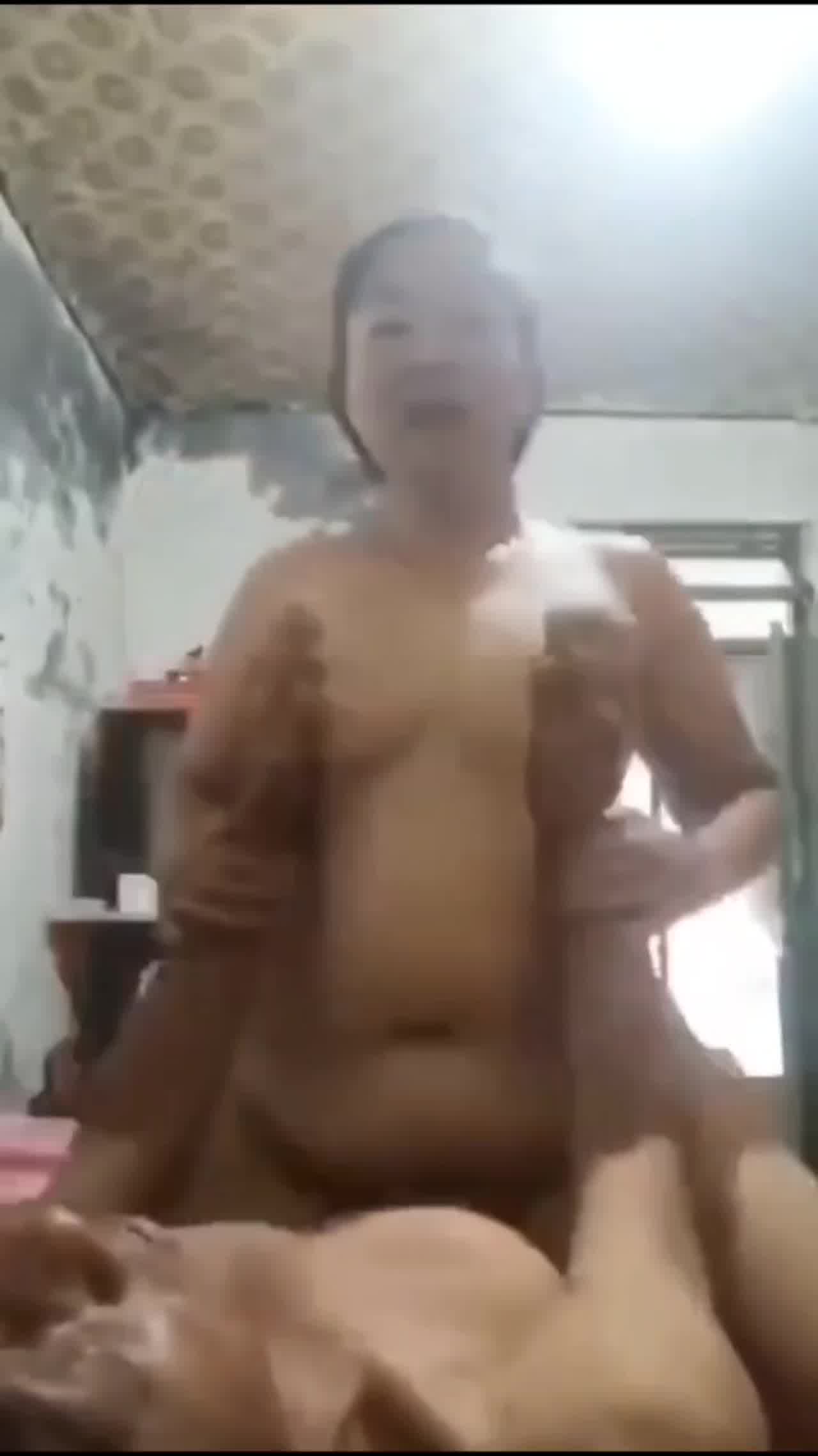  偷情农村熟女，风骚至极 的剧照6