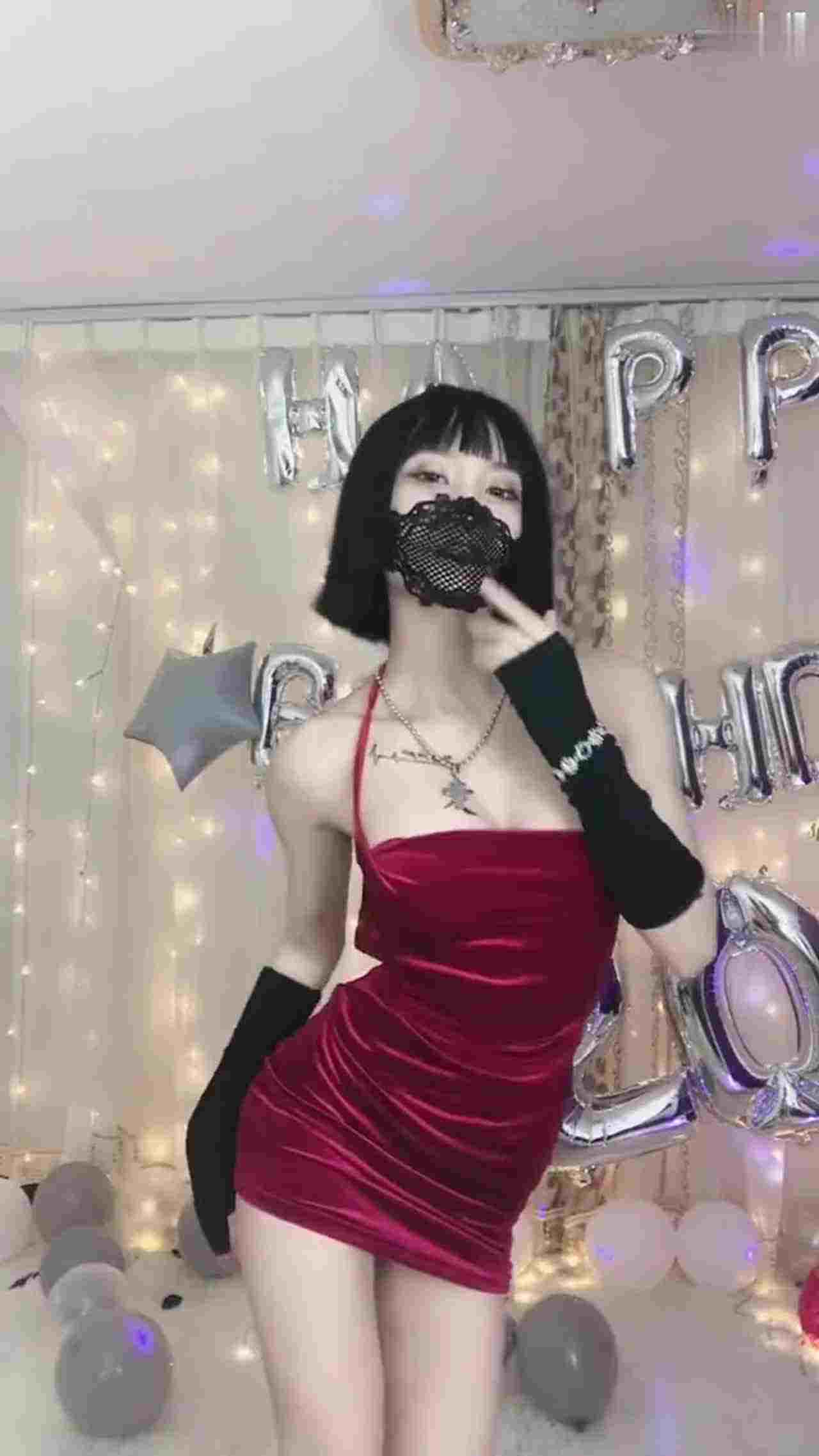  短发正妹诱惑视讯给寿星男友 的剧照10