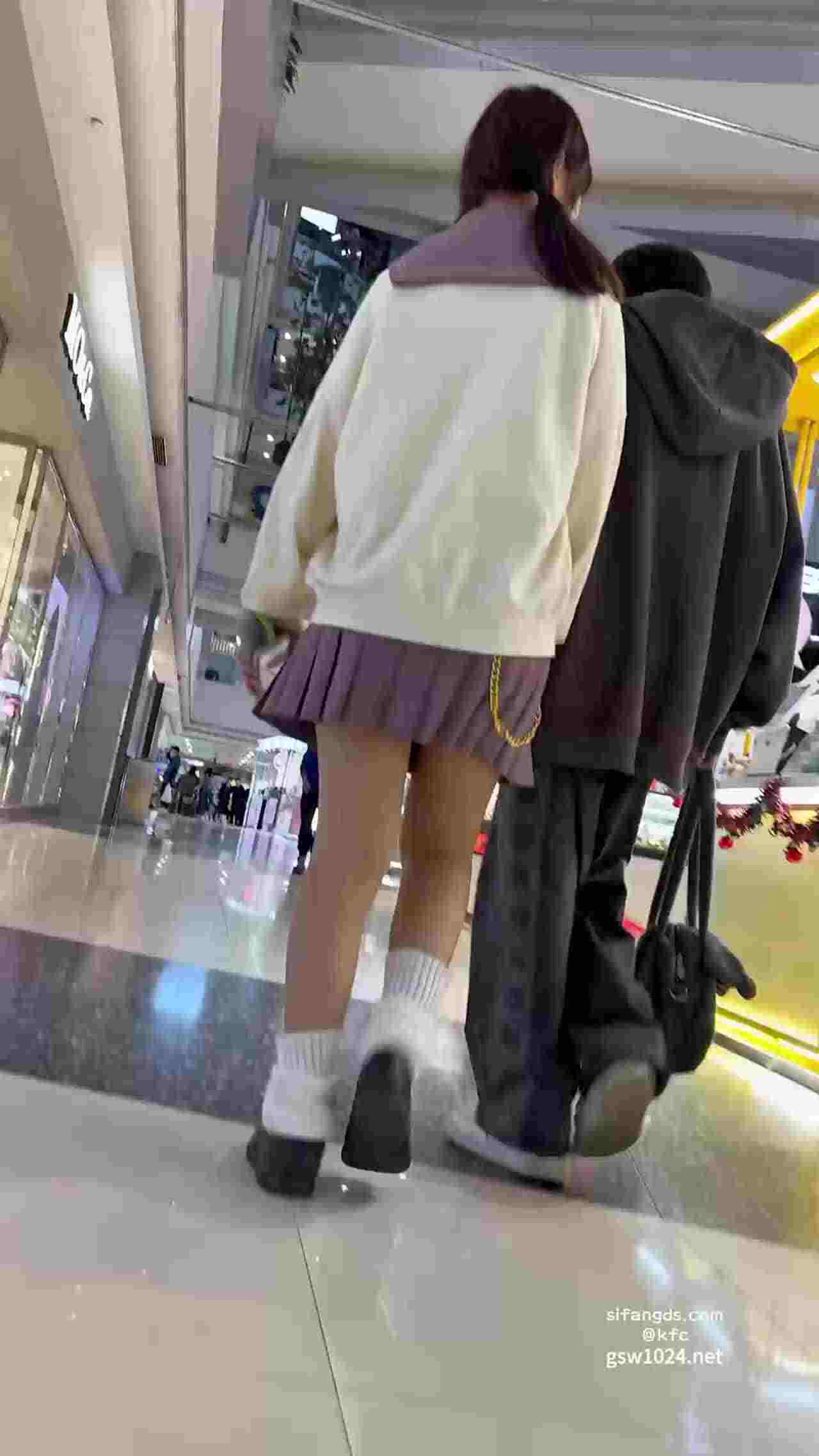  小情侣在约会抓住萝利的抄底 的剧照7