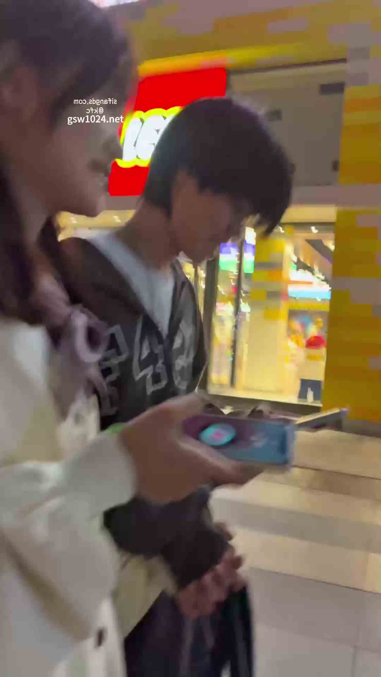  小情侣在约会抓住萝利的抄底 的剧照10