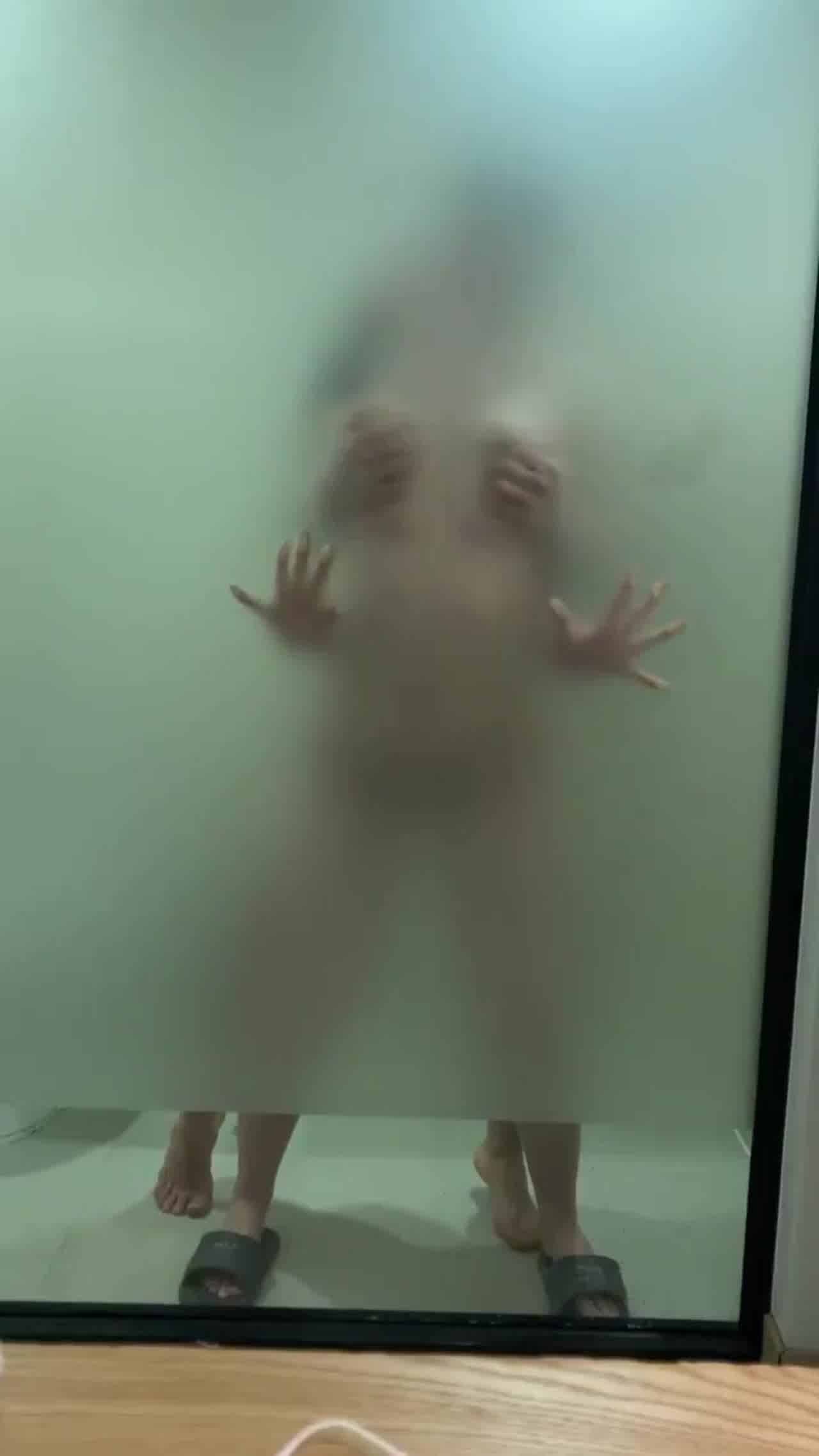  摁在玻璃使劲操 的剧照1