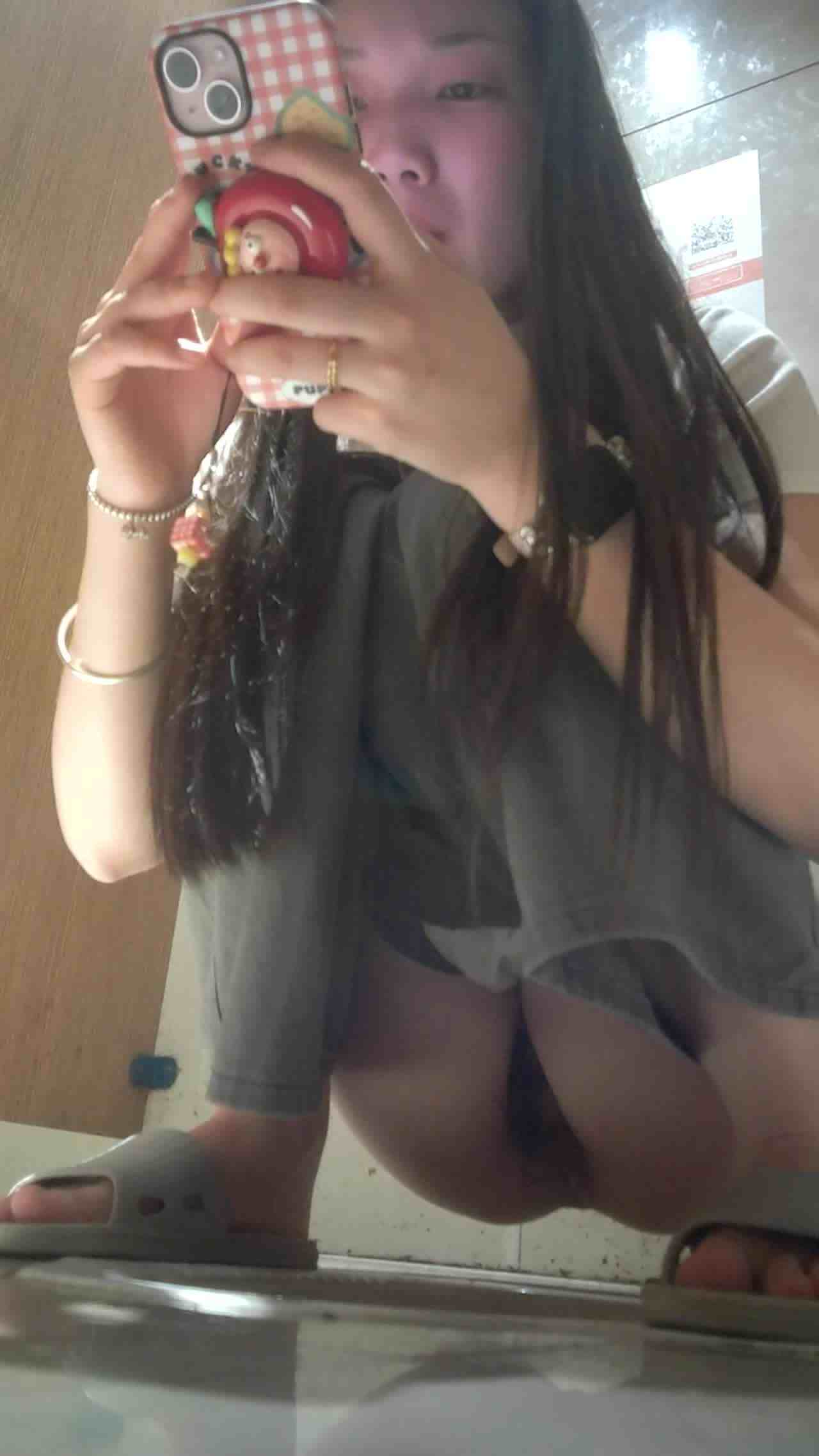  厕所偷拍小姐姐还在划手机 的剧照1