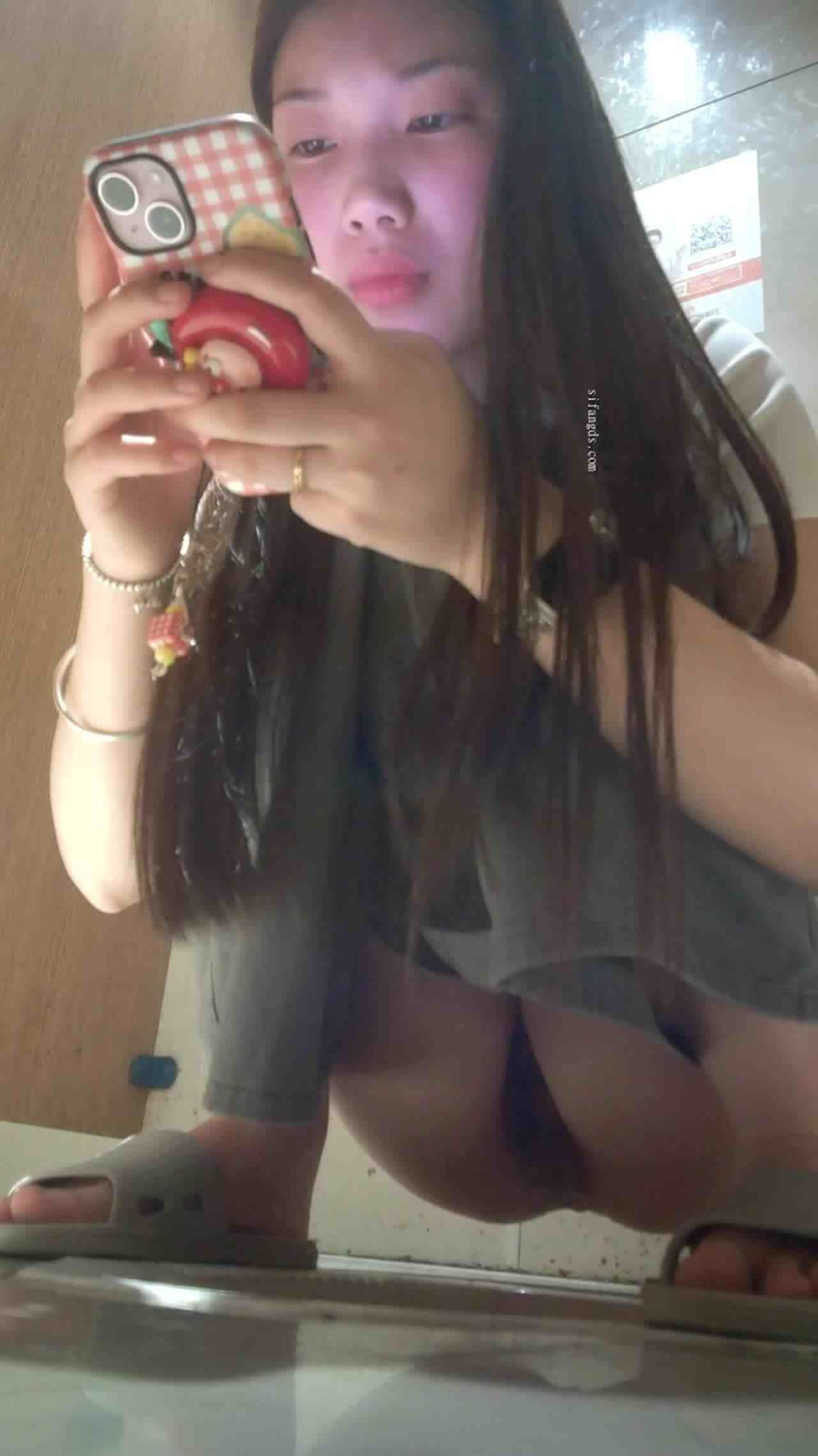  厕所偷拍小姐姐还在划手机 的剧照2