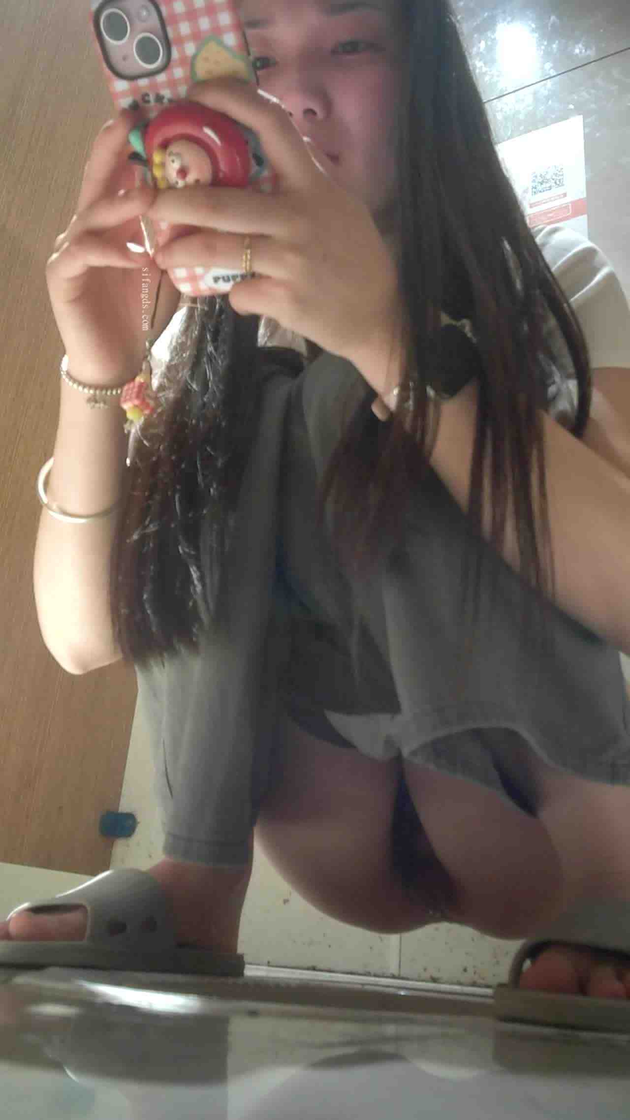  厕所偷拍小姐姐还在划手机 的剧照5