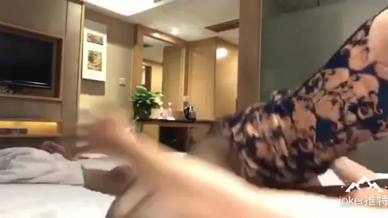  无套插入穿着旗袍黑丝长腿美女主管 的剧照3