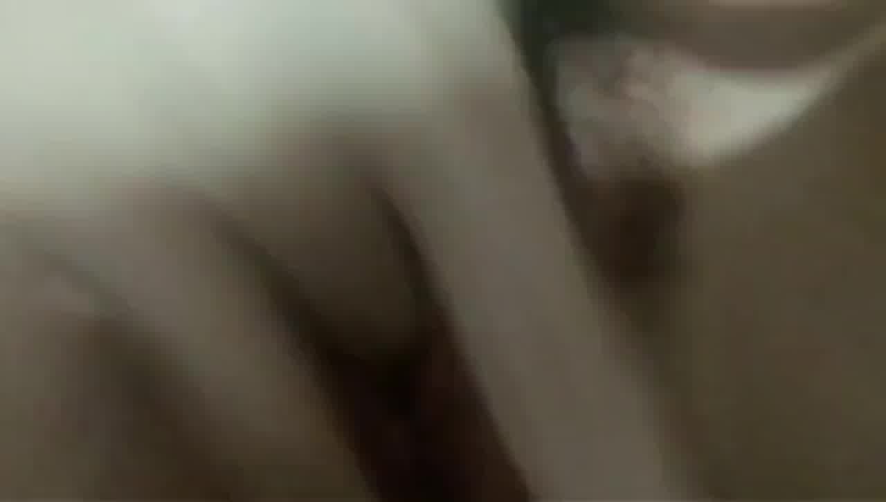  痒的难受，自己扣一下，下面都拉丝了 的剧照1