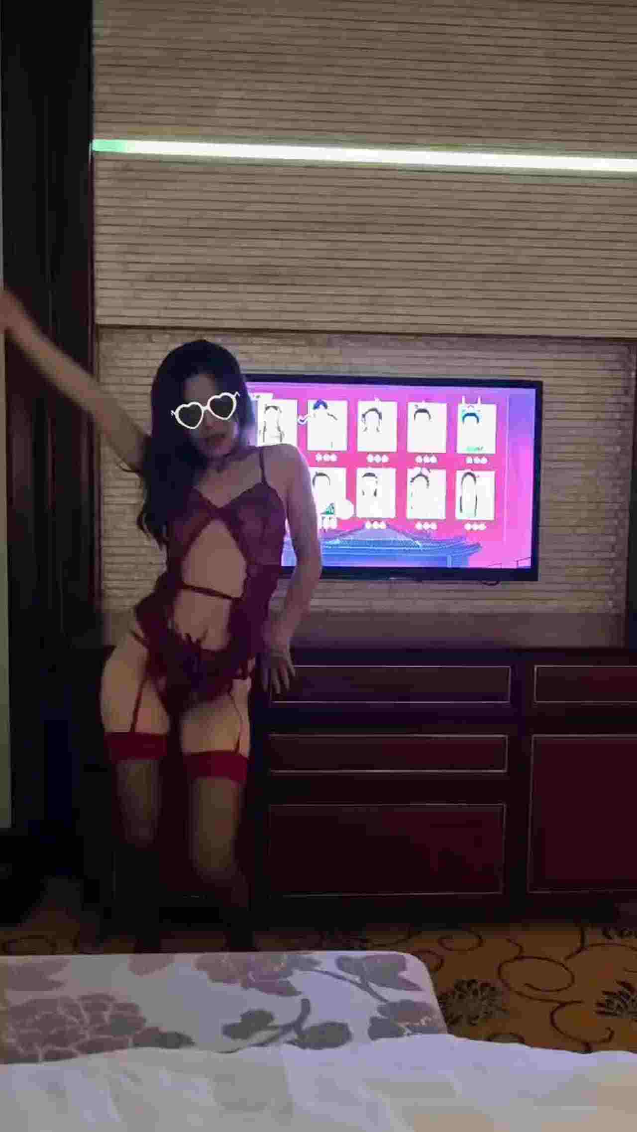  我家媳妇在我面前扭，受不了想干死她 的剧照7