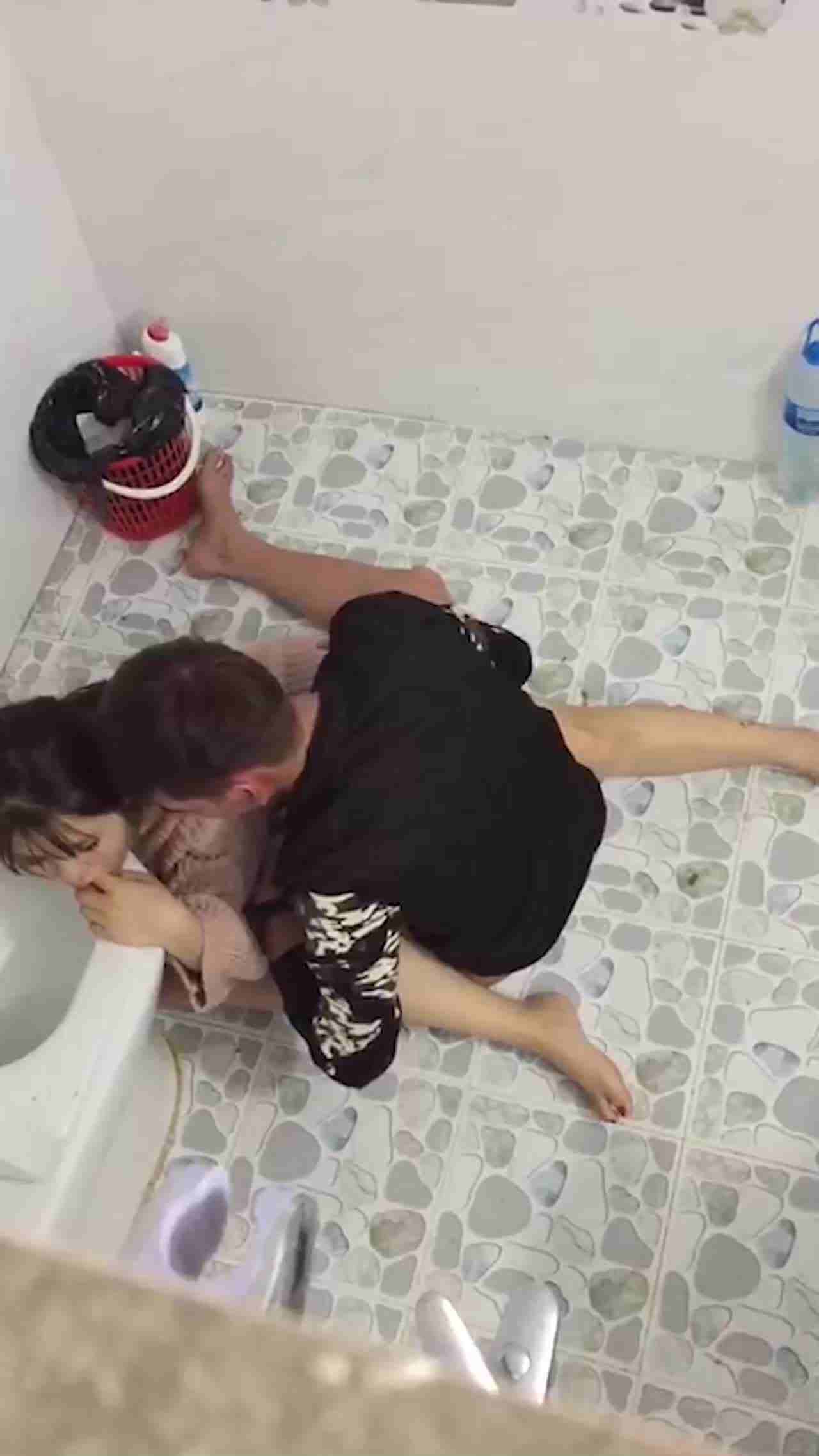  喝醉的美女趴在马桶上吐，来个捡尸的屌丝男把她内裤脱了想上她 的剧照4