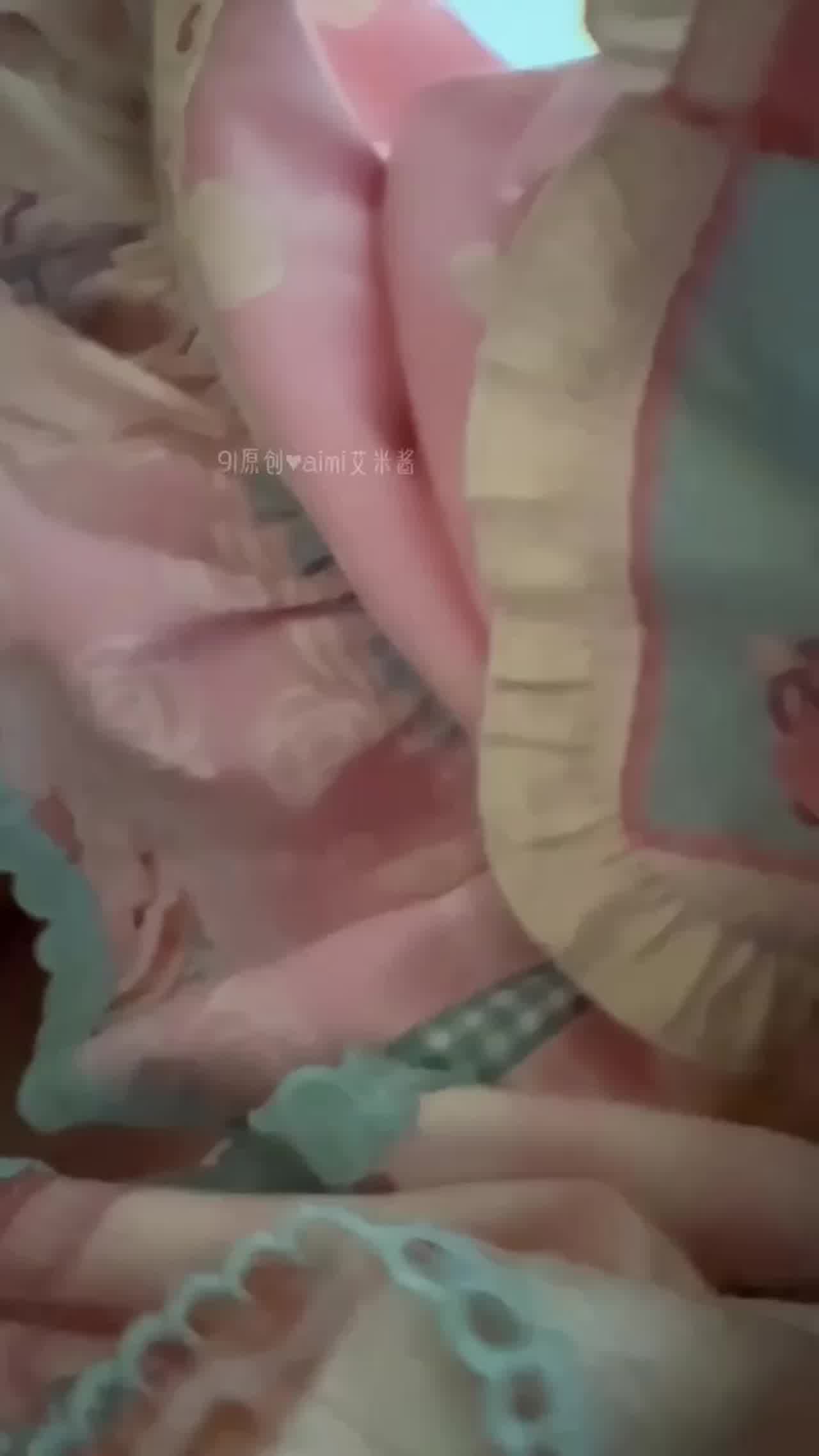  「艾米酱」被弟弟用狼牙套插的好爽 的剧照2