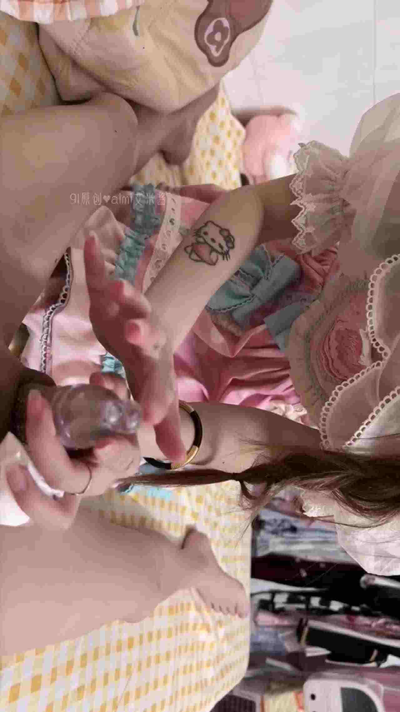  「艾米酱」被弟弟用狼牙套插的好爽 的剧照7