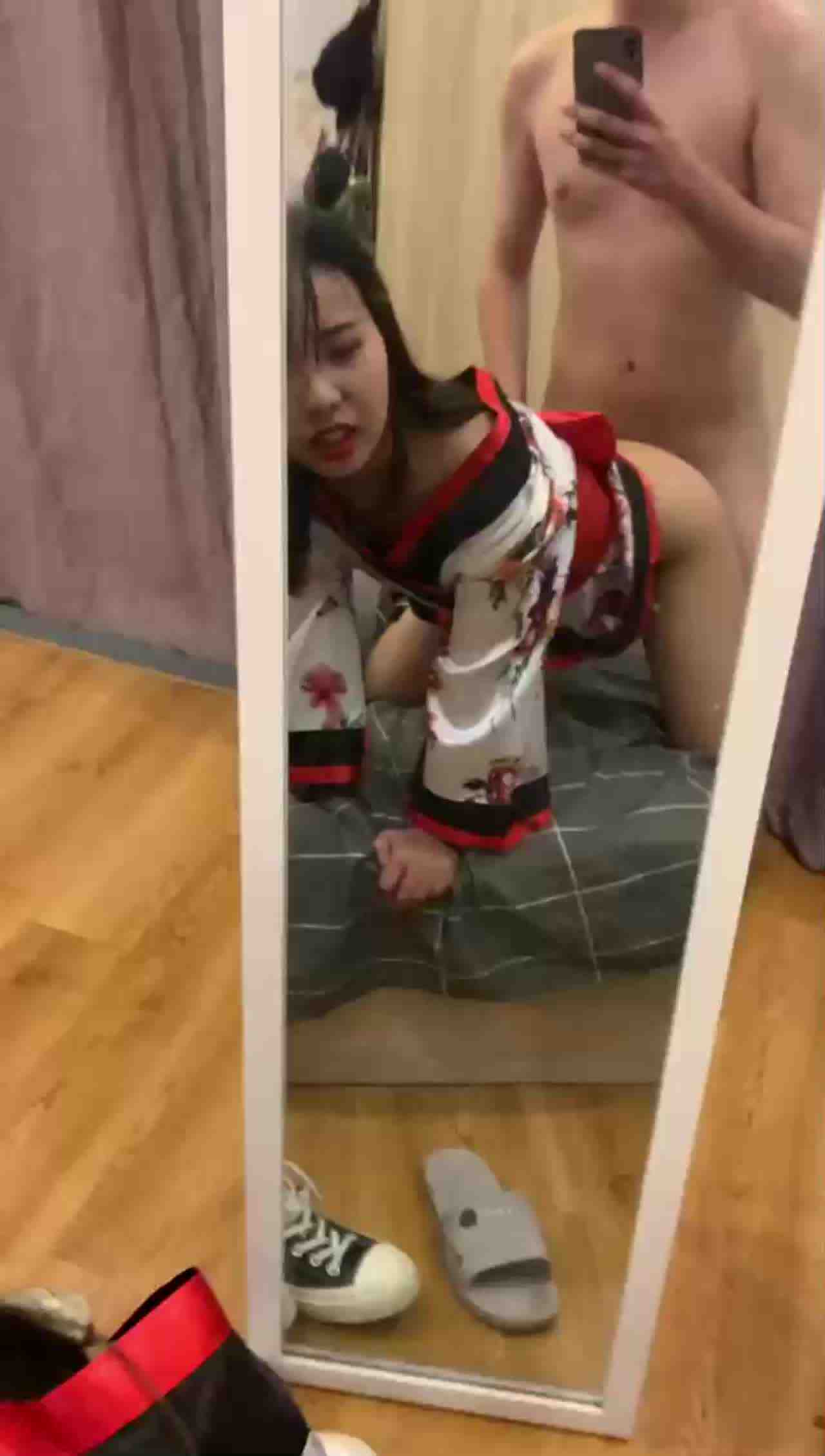  镜前爆操极品身材小美女 的剧照3