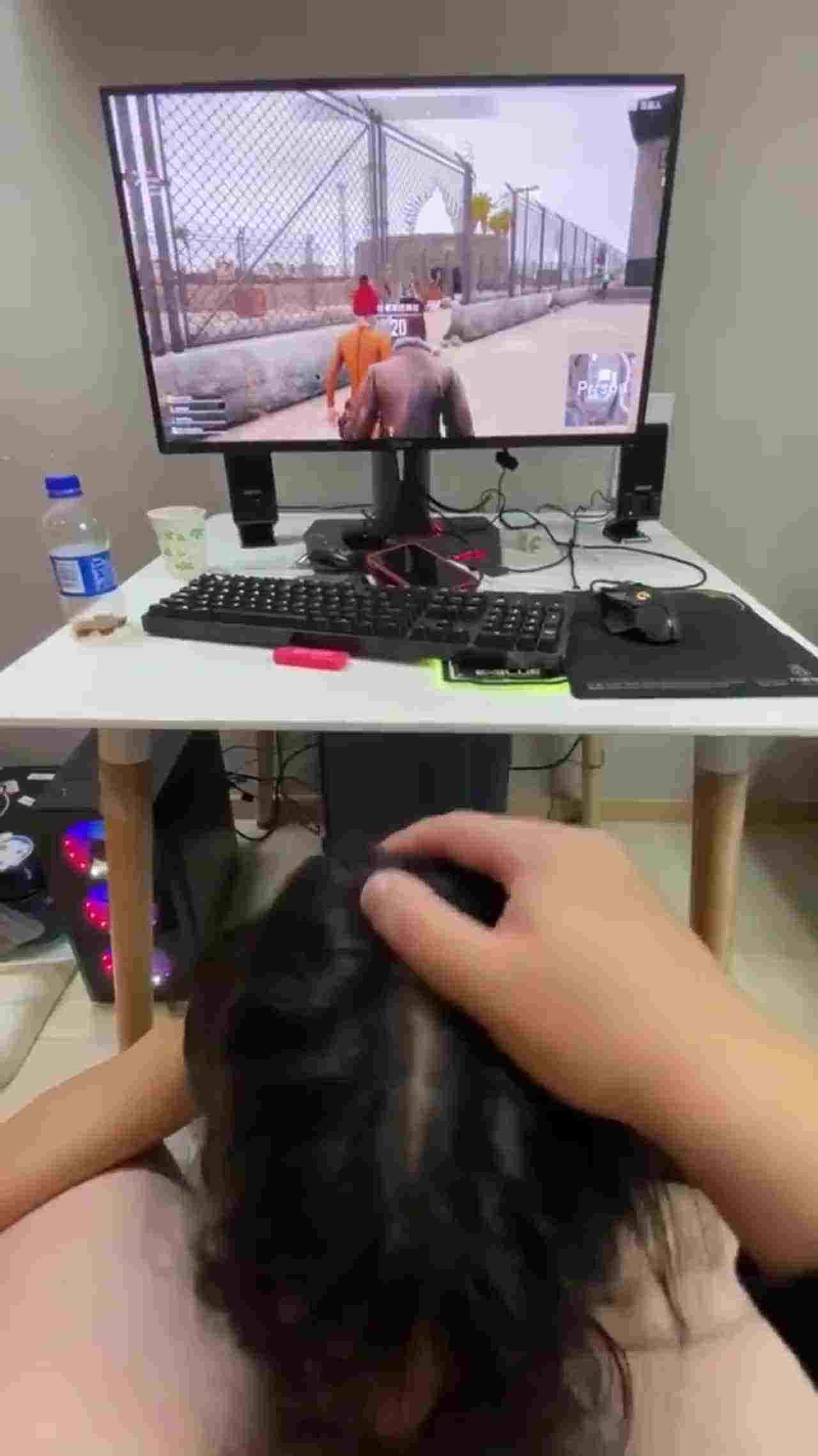  怕女友寂寞也让她一起吃鸡 的剧照9