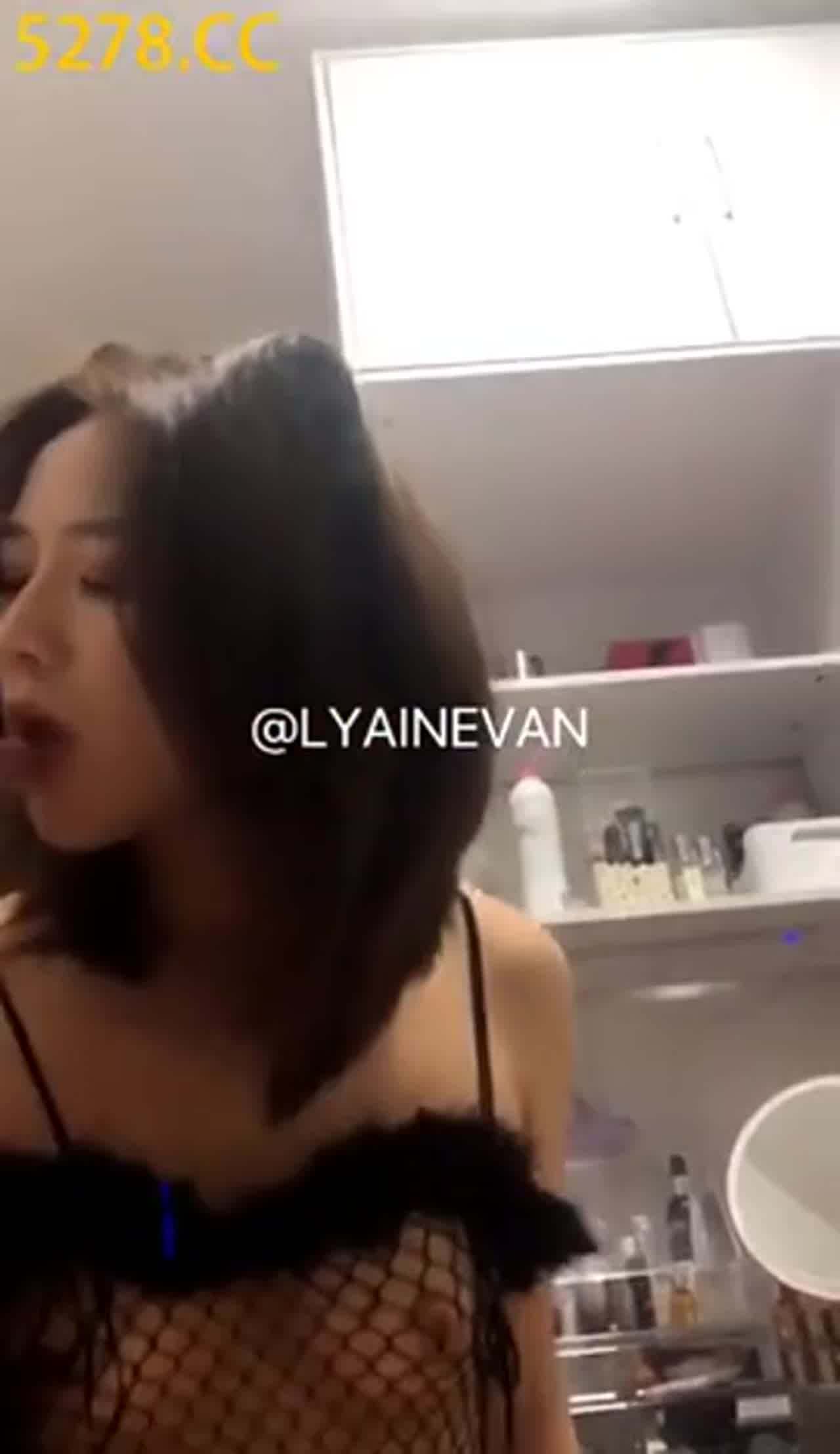  极品正妹和男友性爱私拍，深喉跪舔情趣黑丝啪啪完美露脸 的剧照5