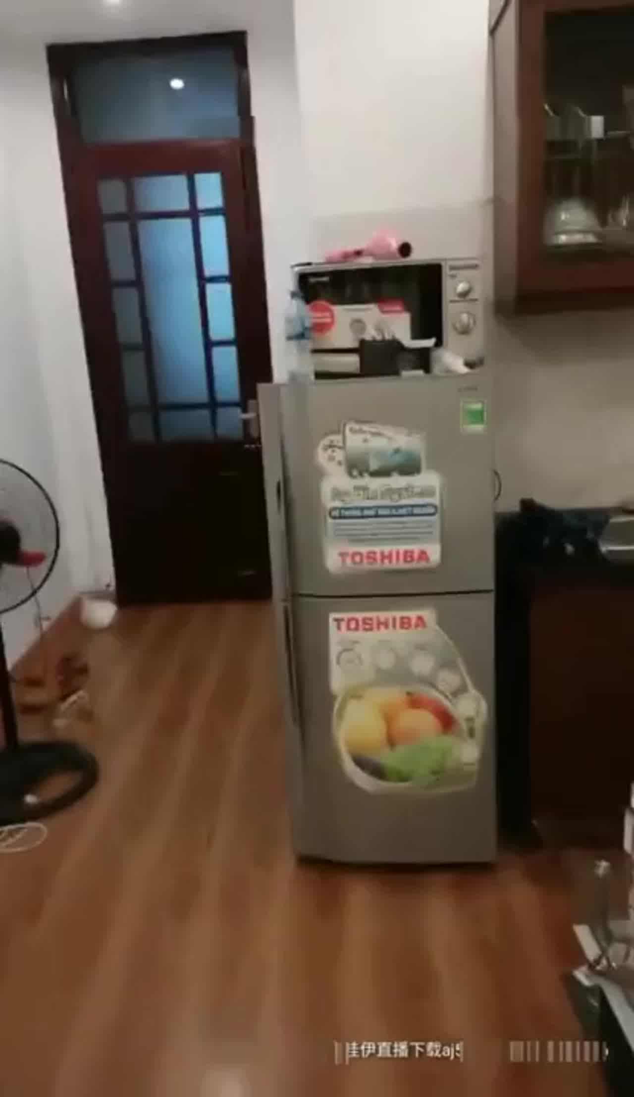  野狼出击 两个老铁吃消夜搭讪隔壁台的小姐勾搭上了带回家干 的剧照1