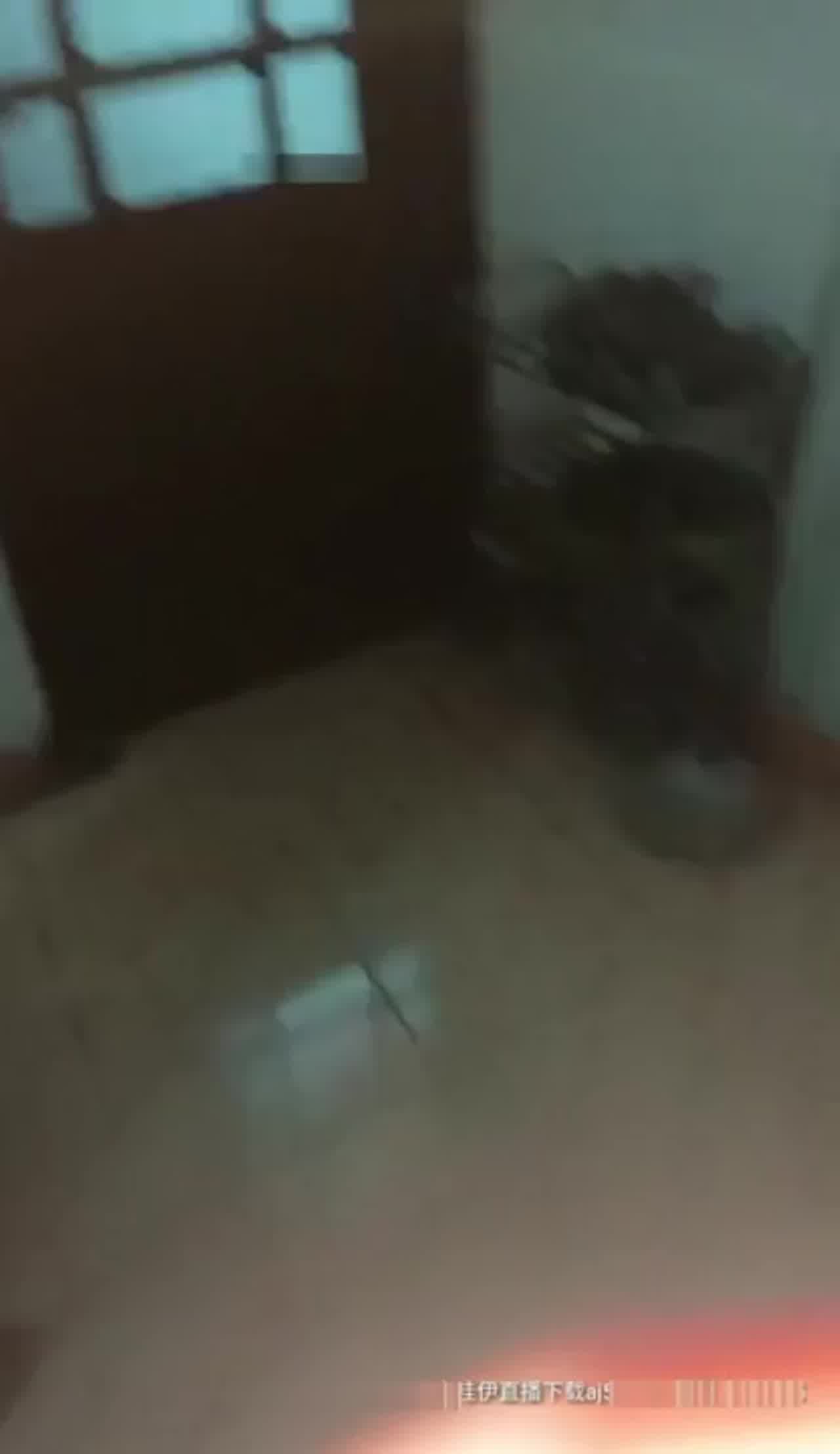  野狼出击 两个老铁吃消夜搭讪隔壁台的小姐勾搭上了带回家干 的剧照7