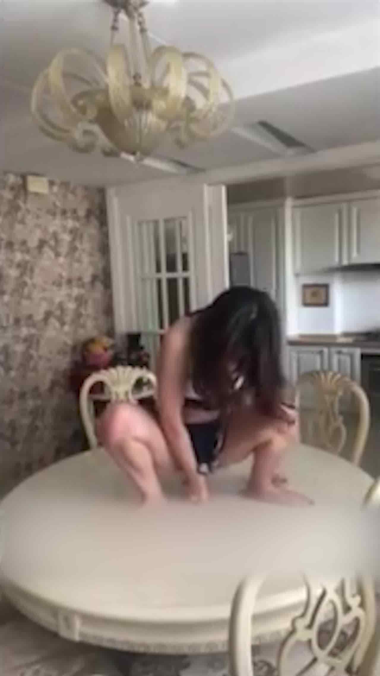  温州小骚逼爸妈不在家请你吃饭 的剧照8