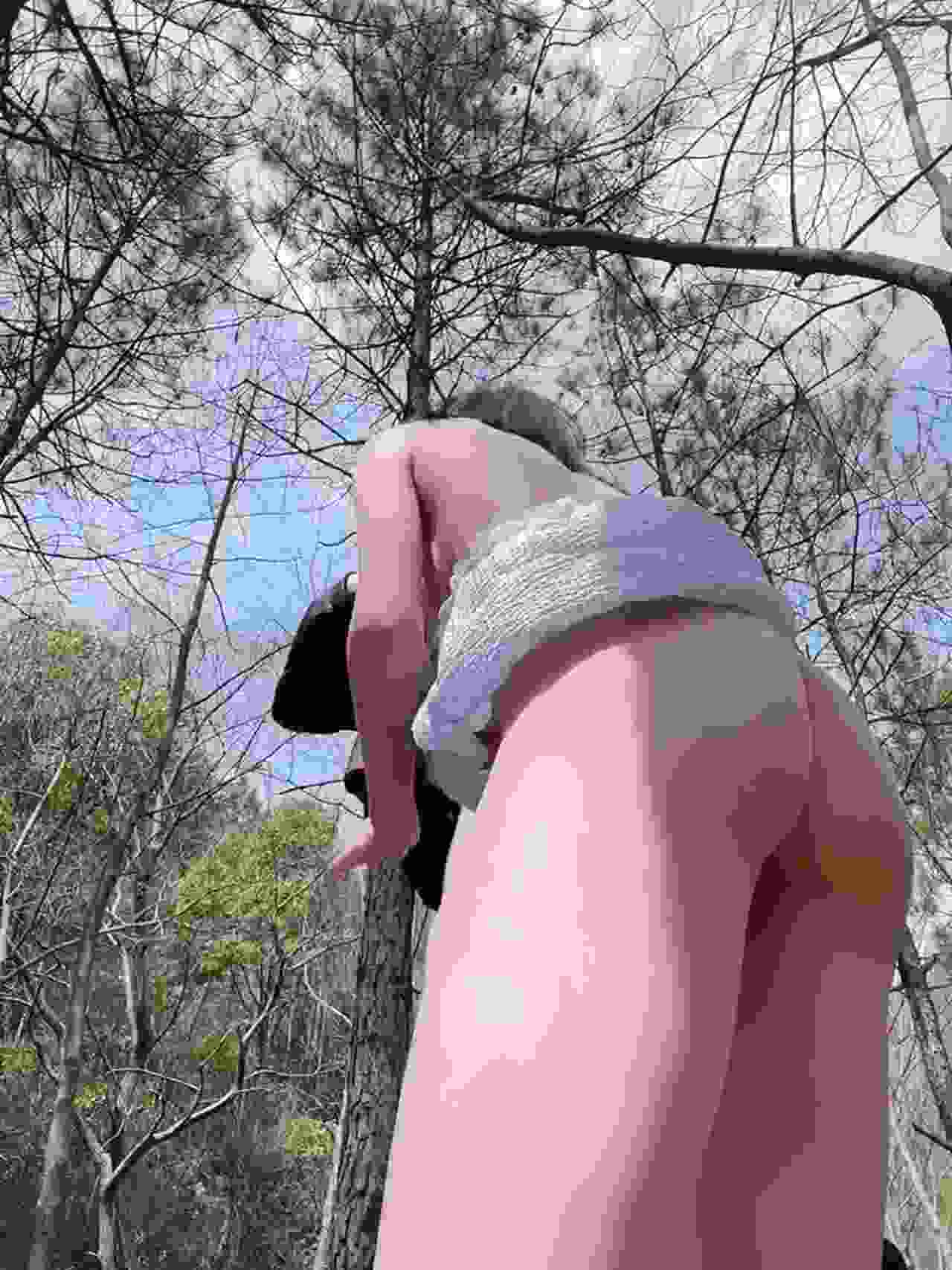  【反差婊】户外小树林后入骚货小妹妹 的剧照7