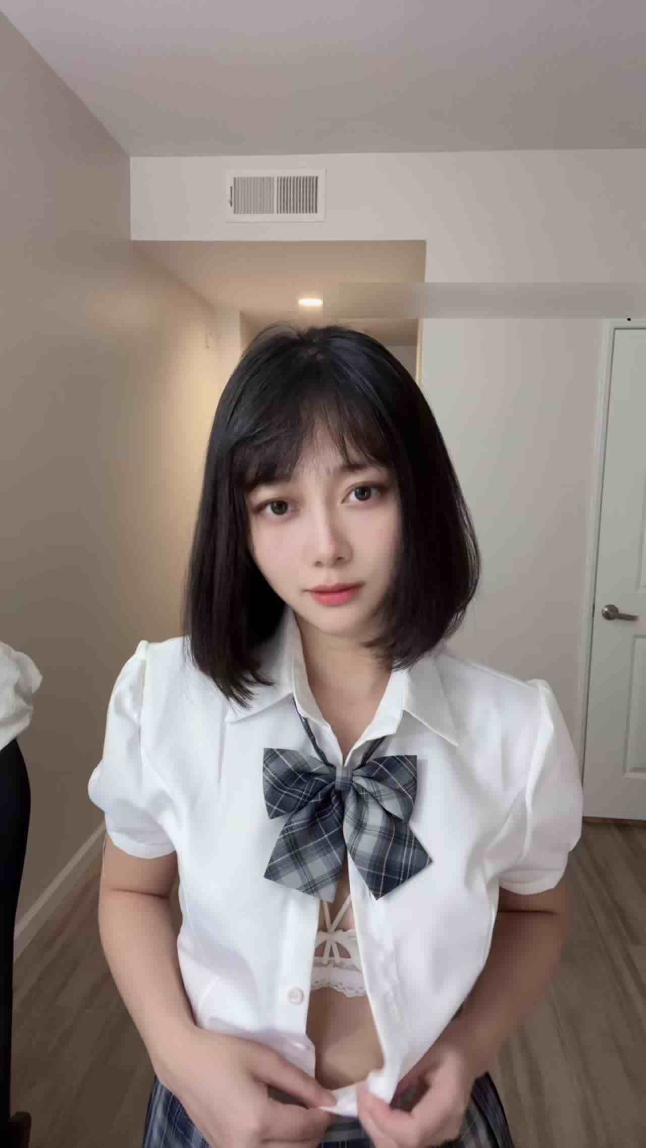  制服下的玉奶 的剧照6