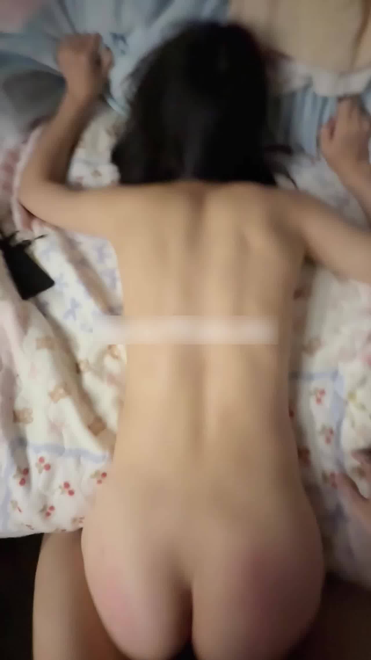  自购推特高中生杀手免费-这么漂亮的完美身材，下面居然这么多白带？阴道上都是白色豆腐块，被插的快爽死了 的剧照1