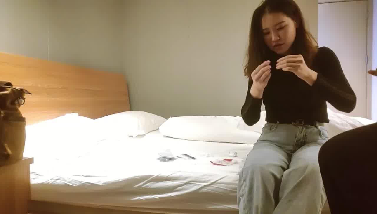  【深圳皮肤科女医生】做爱过程中讲述和前任的过往，太刺激了，被日到了高潮抽搐，嗷嗷乱叫。 的剧照3