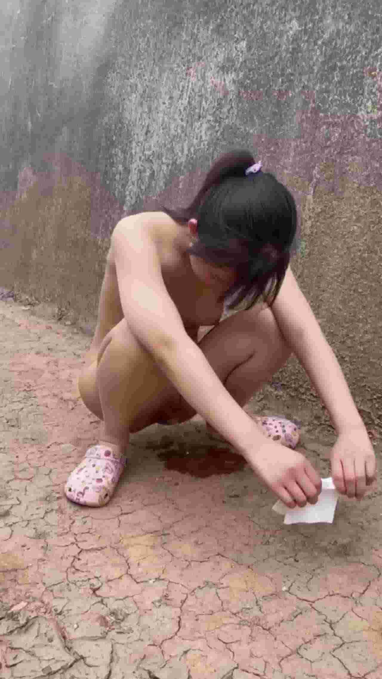  调教母狗赤身裸体野外尿尿 的剧照6