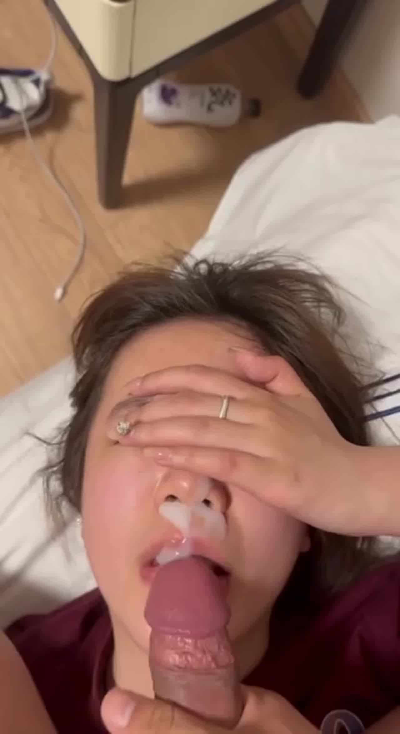  嗳呀! 精华都射到鼻孔里了啦!! 的剧照6