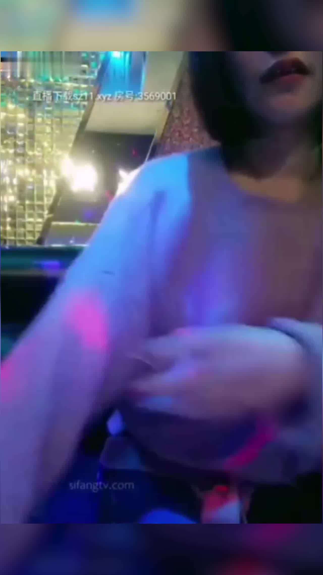  KTV骚女护理妹勾引服务生操骚穴 的剧照8