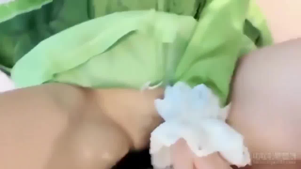  大卫情圣 女神艾小青cosplay精灵 被摄淫师压在床上操 的剧照1