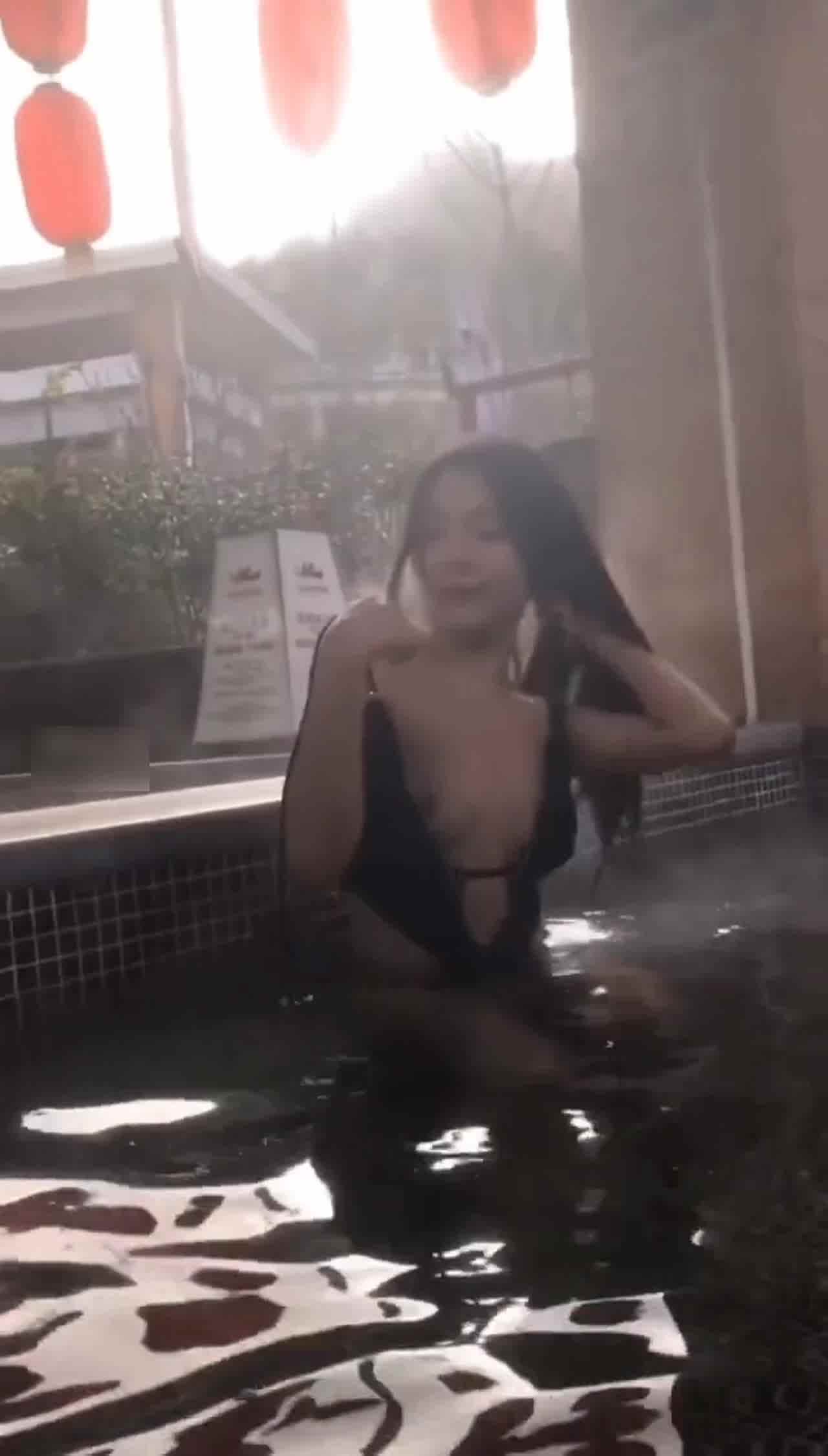  骚气御姐温泉大胆露出 的剧照5