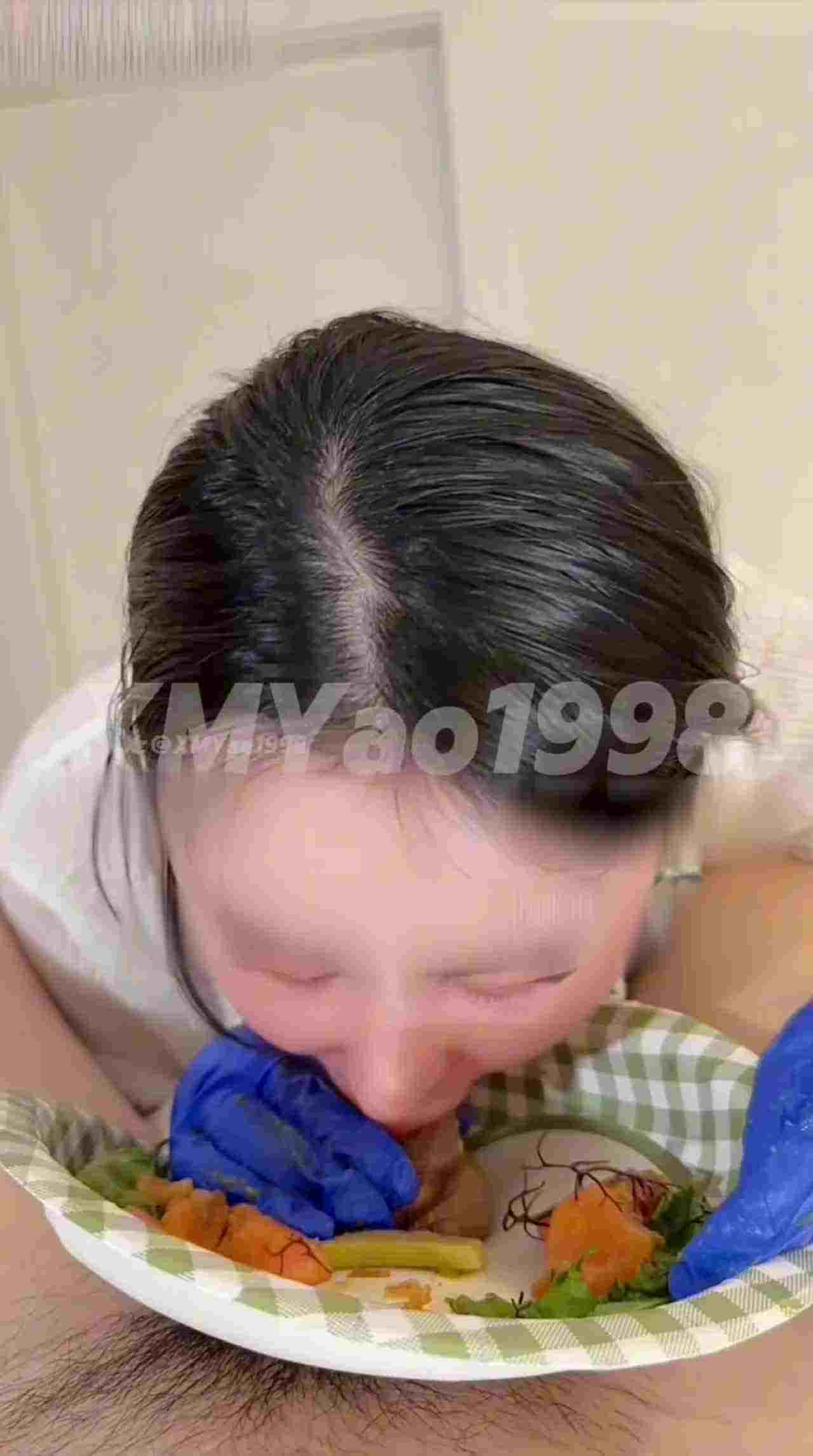  汐梦瑶 芥末鸡巴刺身＋精液寿司 把三文鱼均匀涂抹上芥末，左右各一片包裹着鸡巴 的剧照10