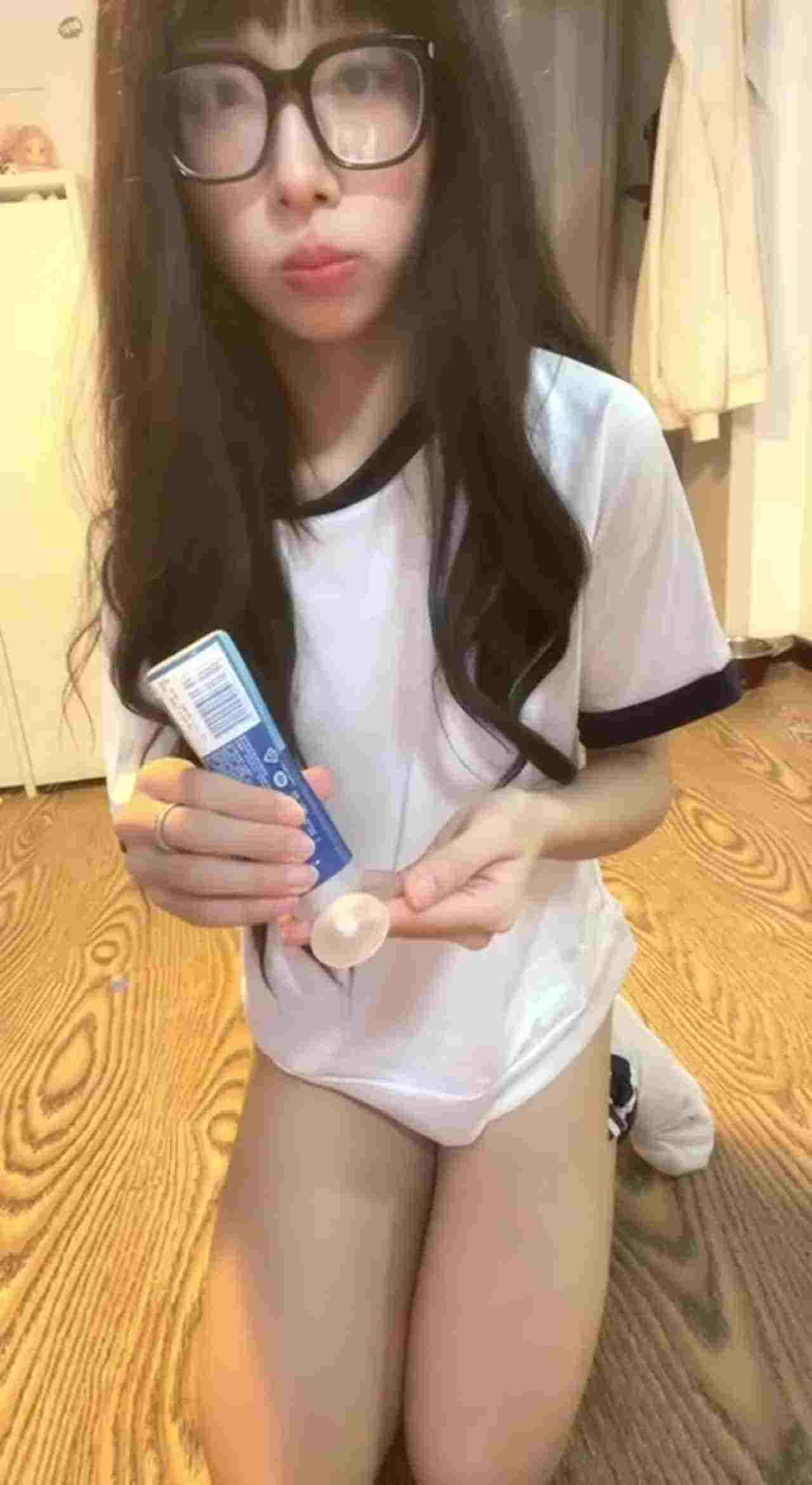  学着狗狗吐舌自慰 的剧照1