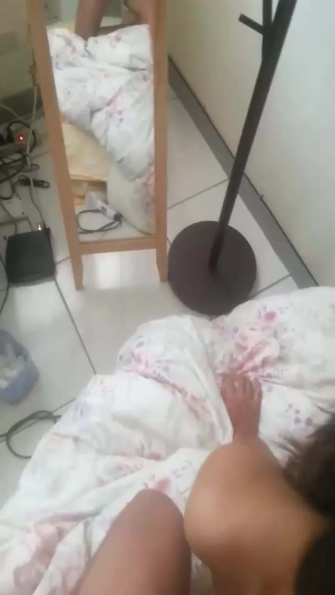  大学生天天被操小穴都麻木了，赚点钱真是不容易 的剧照4