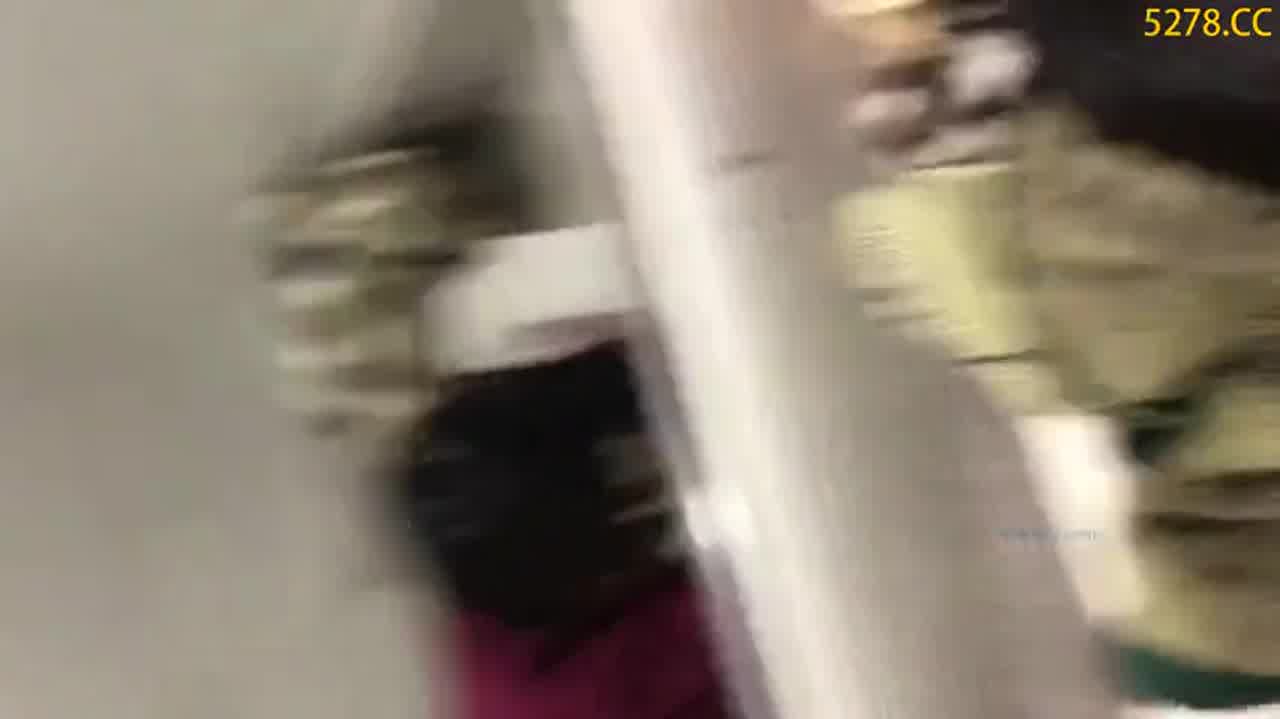  在女友单位库房偷偷做爱 穿着衣服抓着美乳猛操 的剧照2