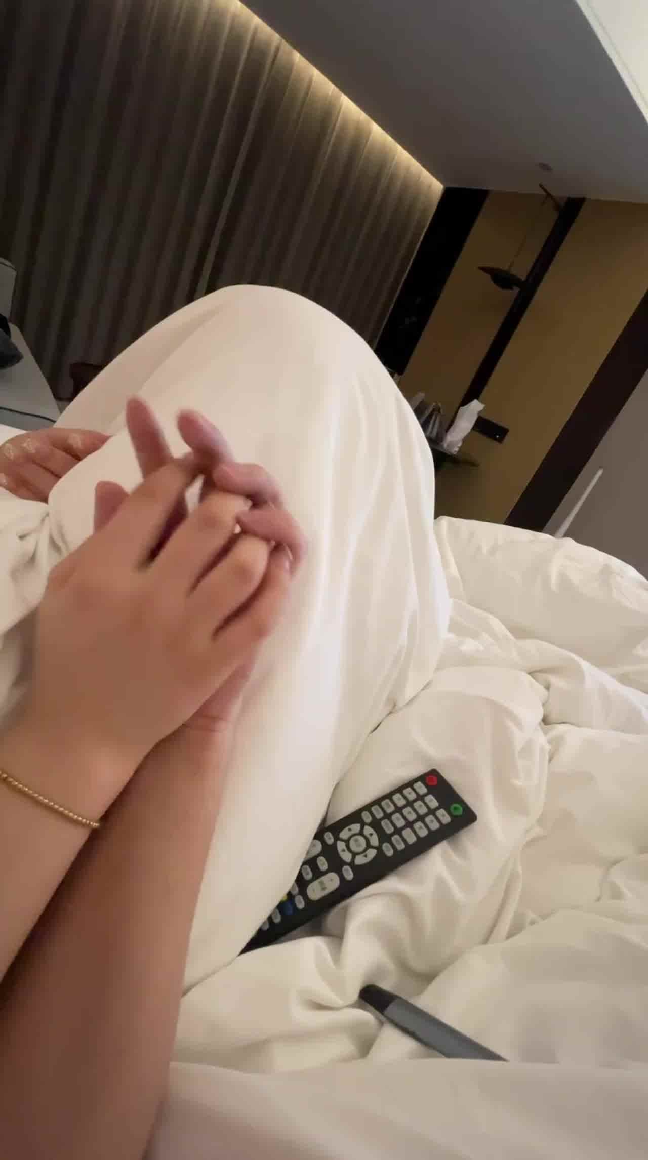  【真实pua大神】我家猫会后空翻，骗学妹回家后入被吐槽：你没有技巧啊好疼。奶子很有弹性，附pua 的剧照7